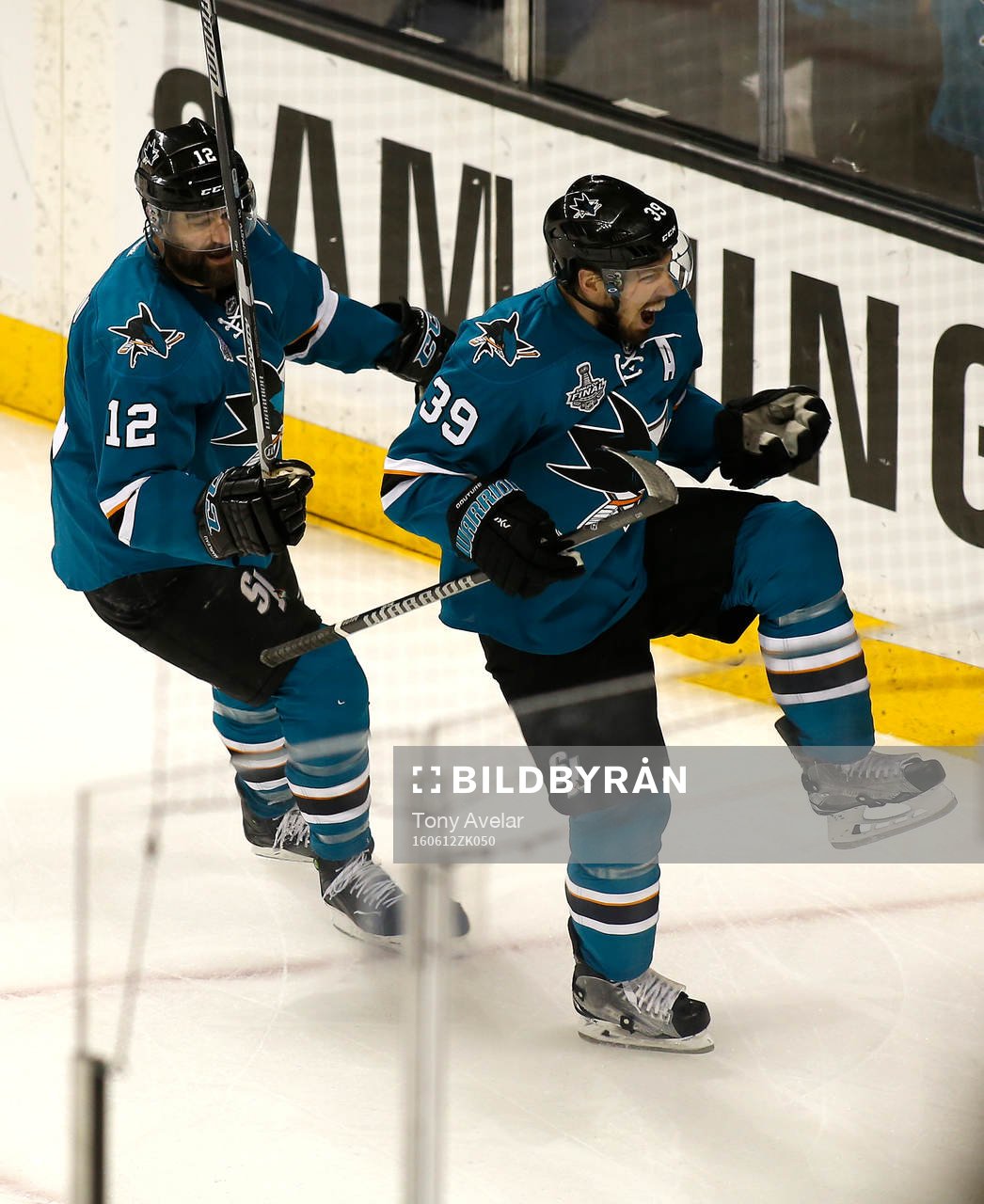 San Jose Sharks center Logan Couture (39) celebrates