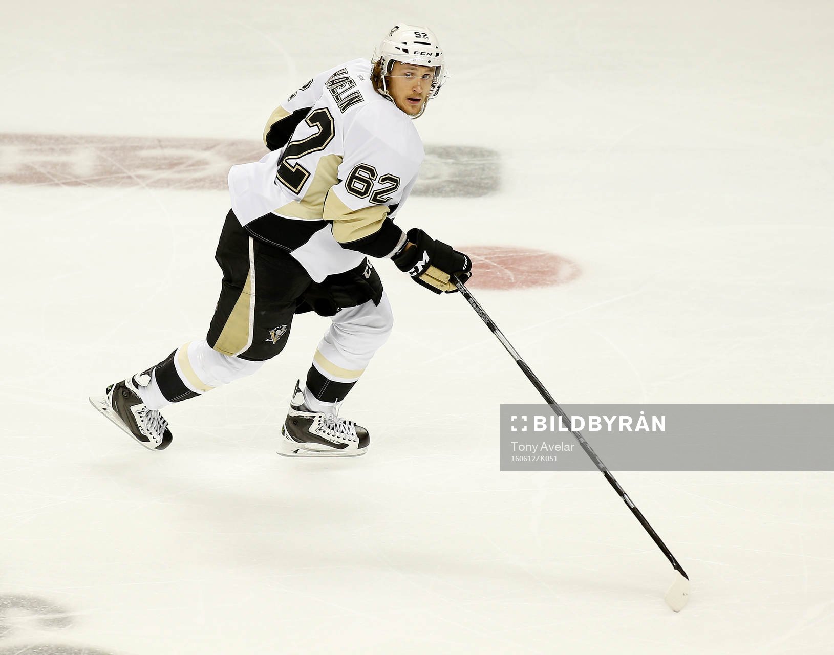 Pittsburgh Penguins left wing Carl Hagelin (62)