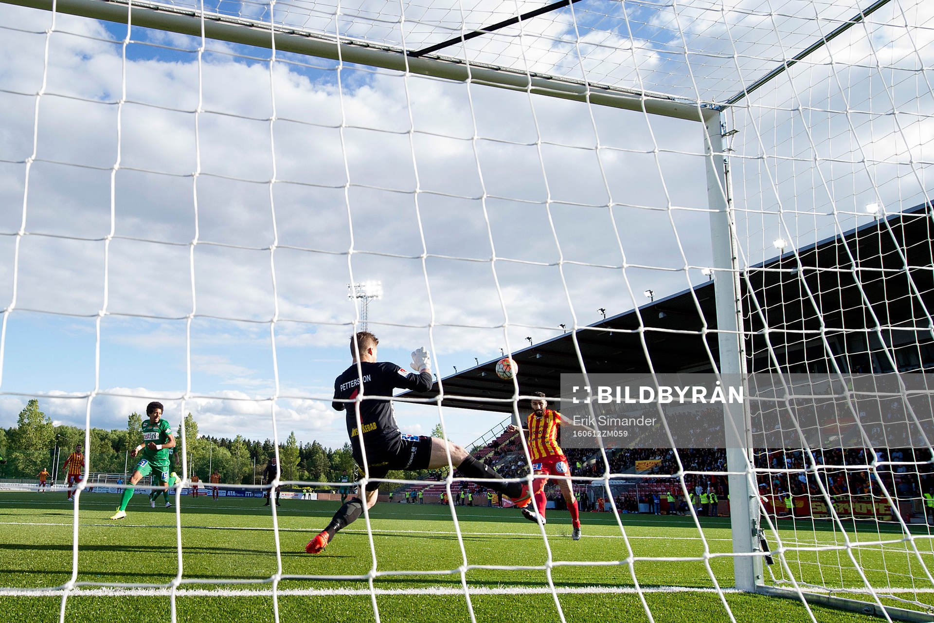 Syrianskas Charbel Ceylan nickar bollen mot Dalkurds målvakt Frank Pettersson under fotbollsmatchen i Superettan mellan Syrianska och Dalkurd den 12 juni 2016 i Stockholm.