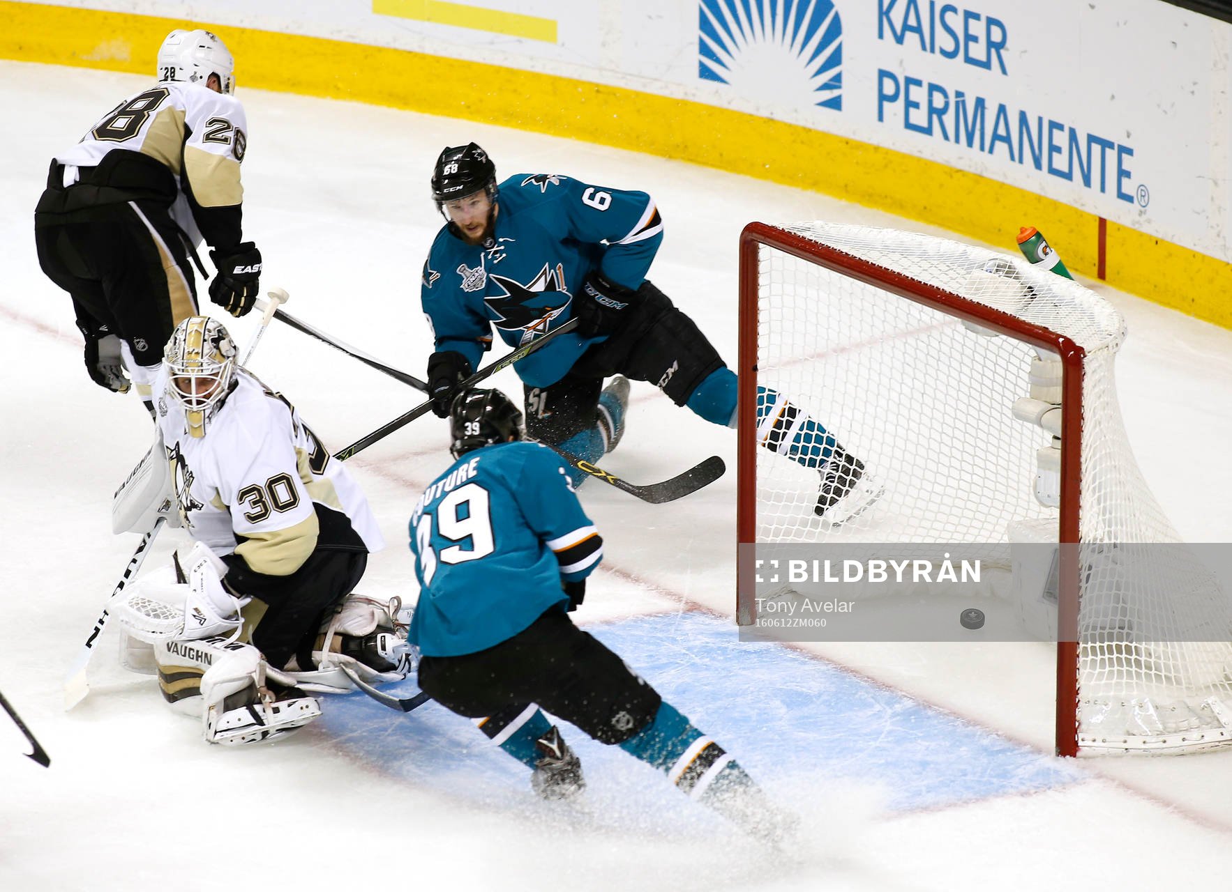 San Jose Sharks center Logan Couture (39) scores a goal
