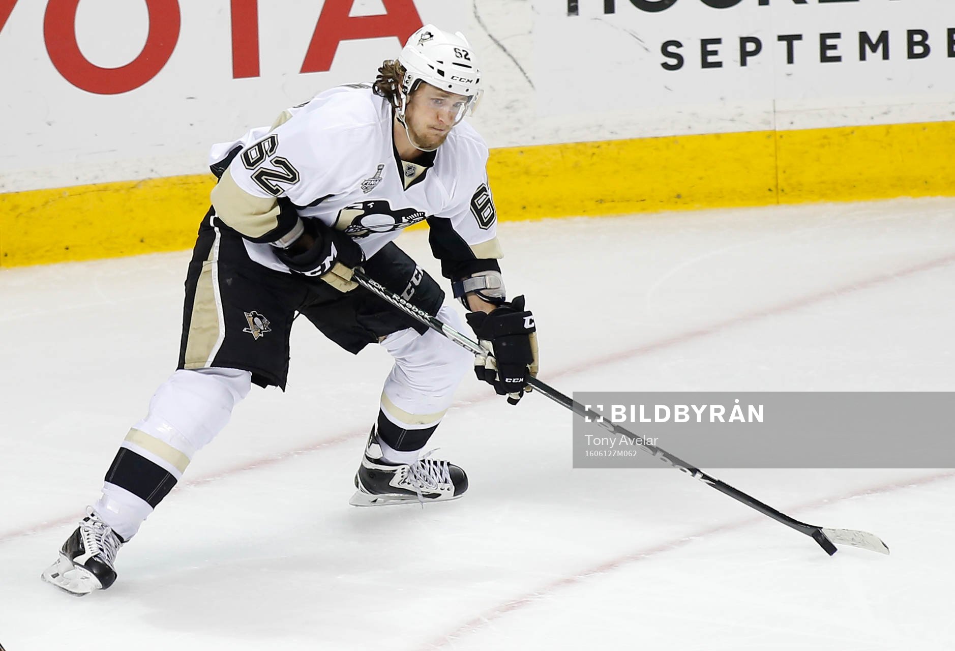 Pittsburgh Penguins left wing Carl Hagelin (62)