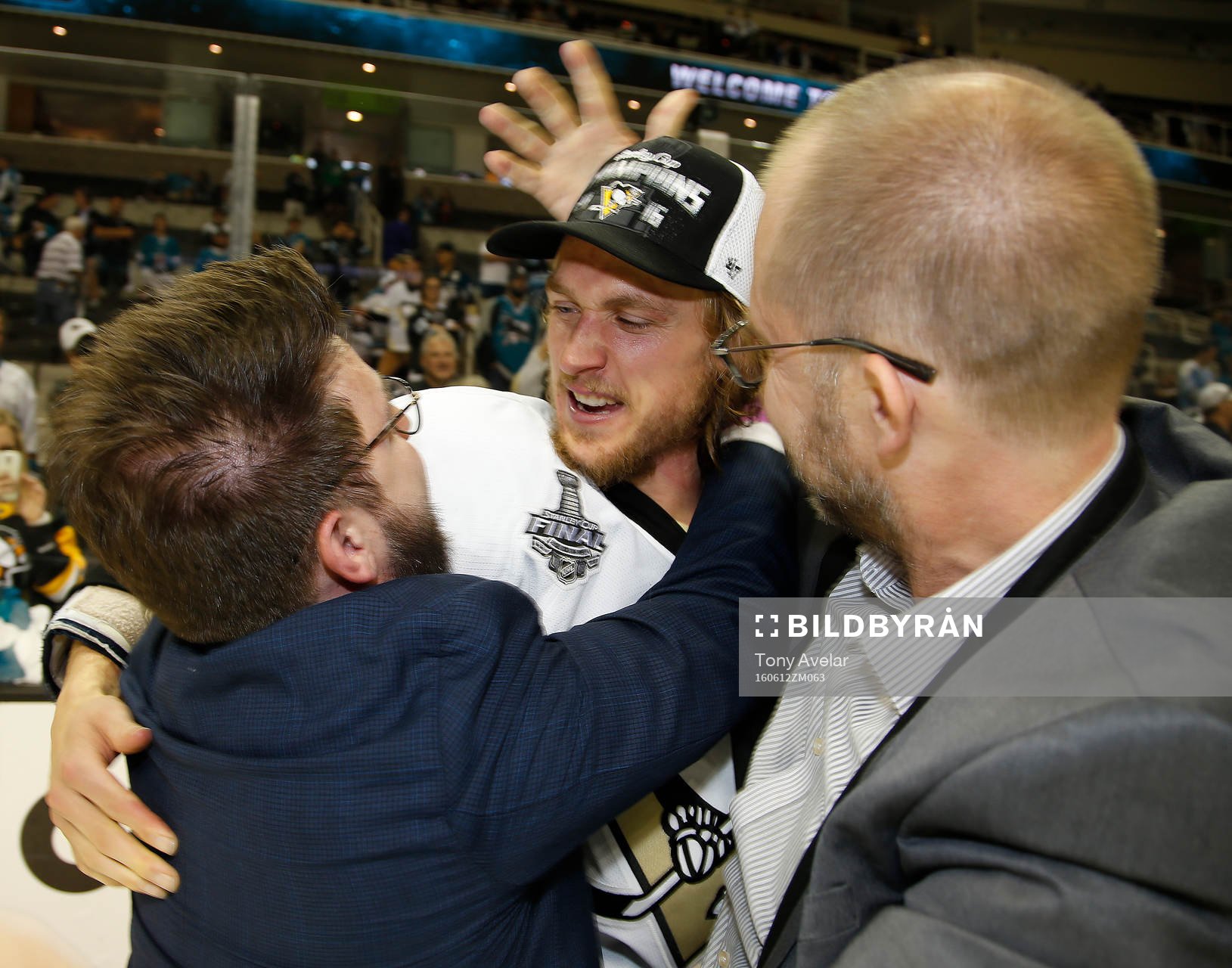 Pittsburgh Penguins left wing Carl Hagelin, center,