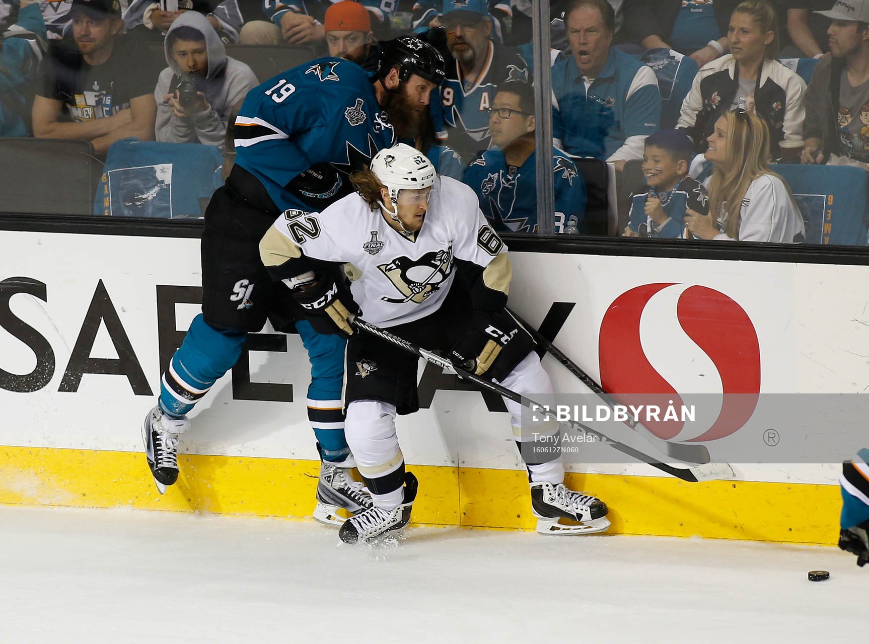 Pittsburgh Penguins left wing Carl Hagelin (62) and San