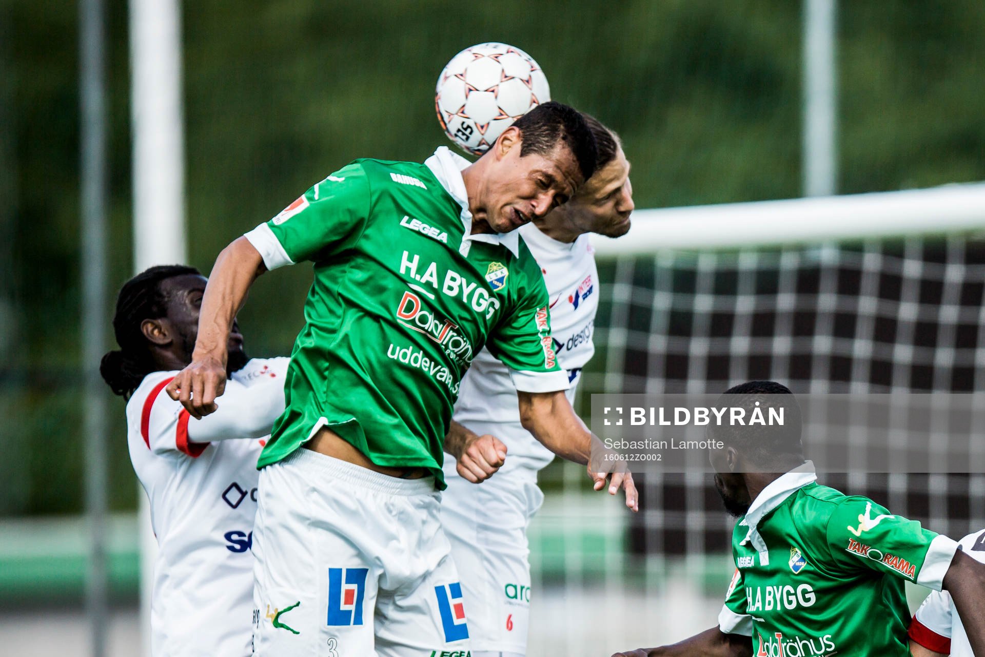 Ljungskiles Josemar Santana Silva och Assyriskas Linus