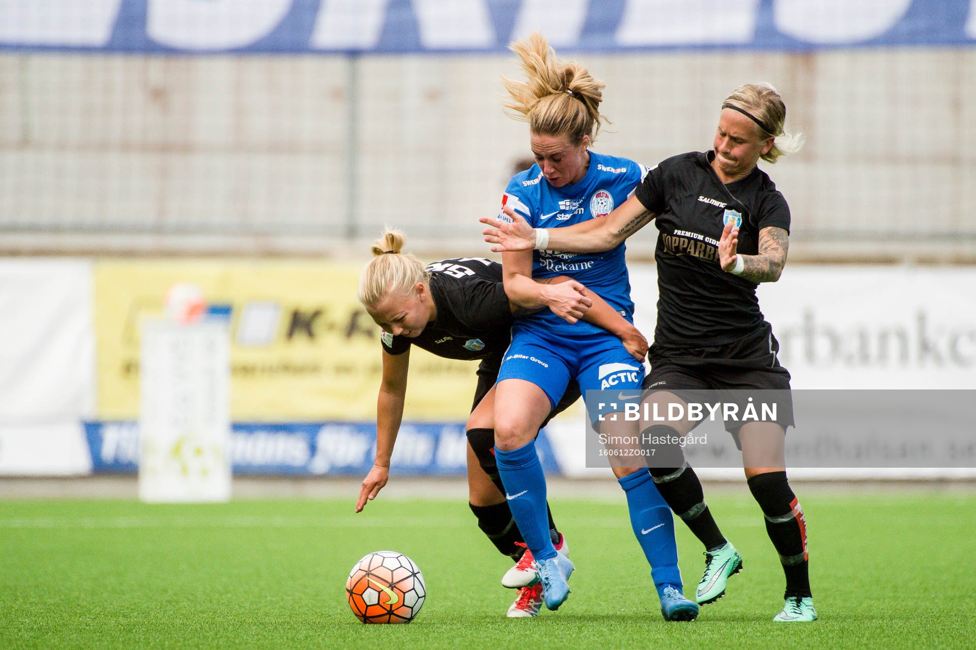 Eskilstunas Felicia Karlsson försöker ta sig förbi