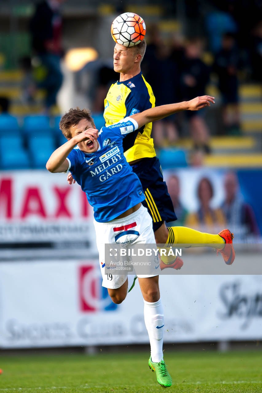Trelleborgs Emil Kjelker i nickduell mot Ängelholms Christian Ljungberg under Superettan match mellan Trelleborg och Ängelholm den 12 juni 2016 i Trelleborg.