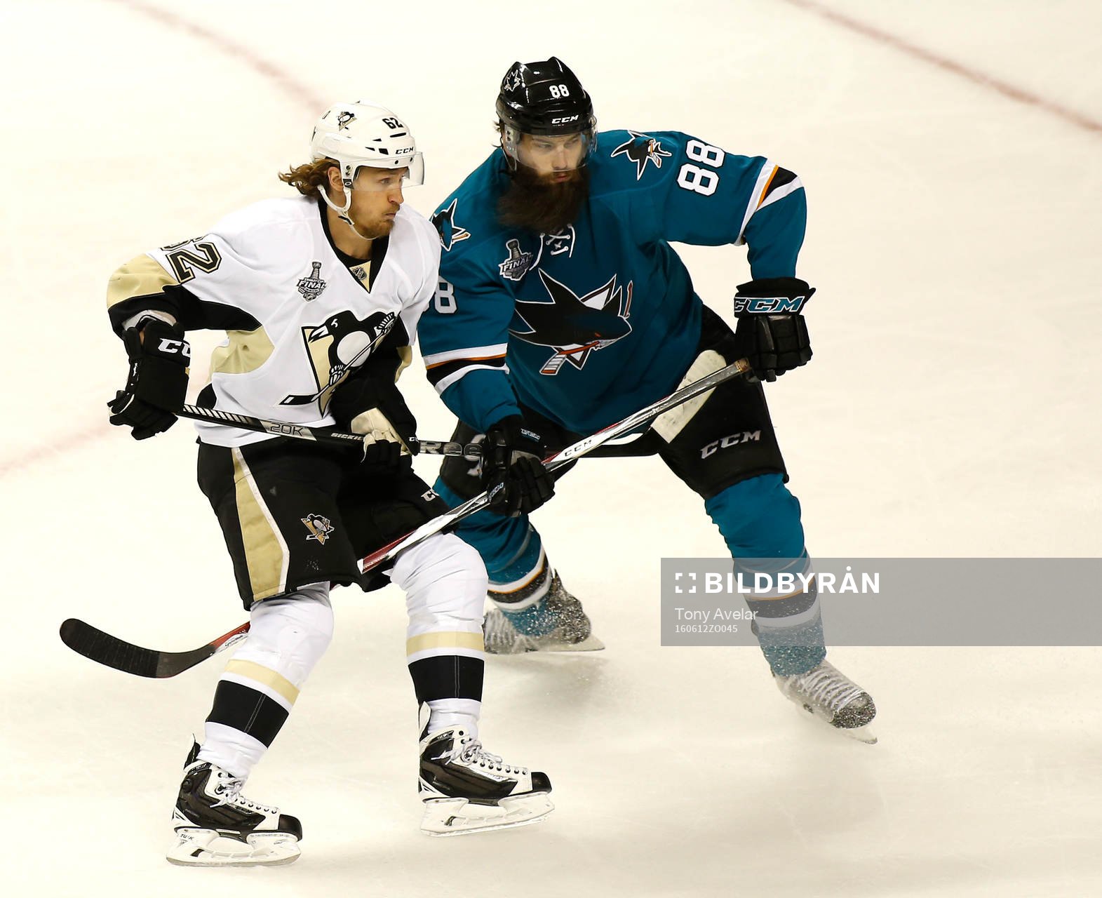 Pittsburgh Penguins left wing Carl Hagelin (62)