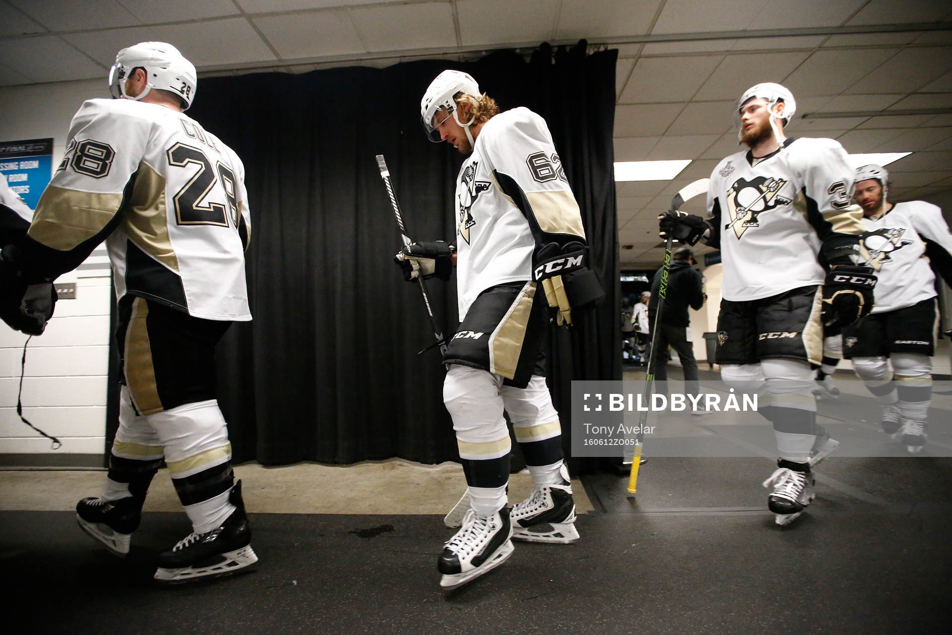 Pittsburgh Penguins left wing Carl Hagelin (62)