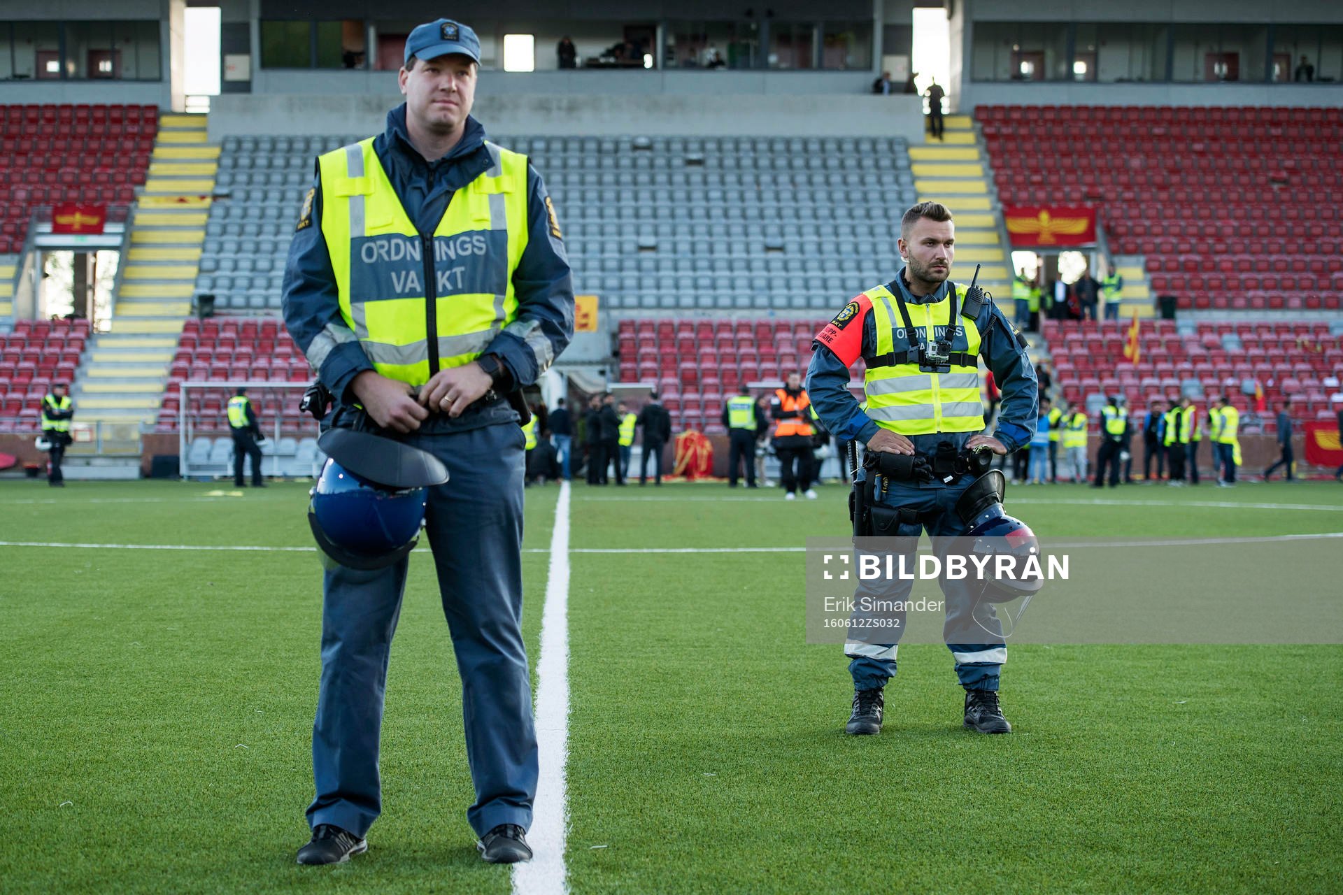 Två ordningsvakter på planen