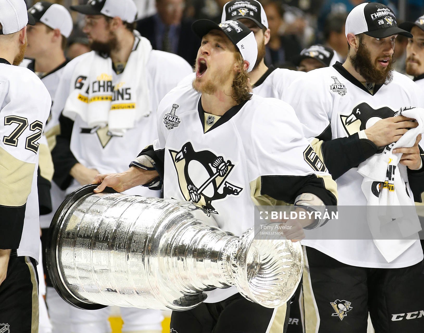 Pittsburgh Penguins left wing Carl Hagelin (62) celebrates