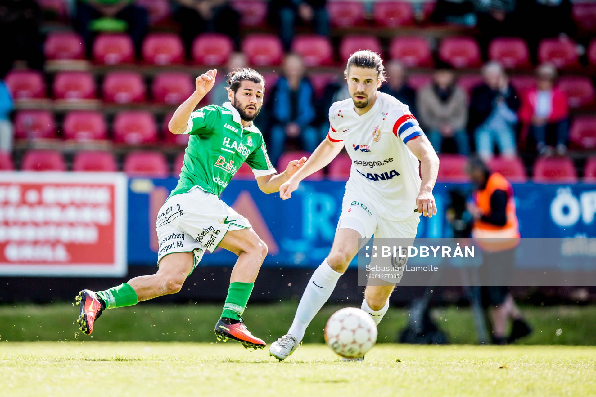 Assyriskas Linus Malmborg före Ljungskiles Peiman Eliassi