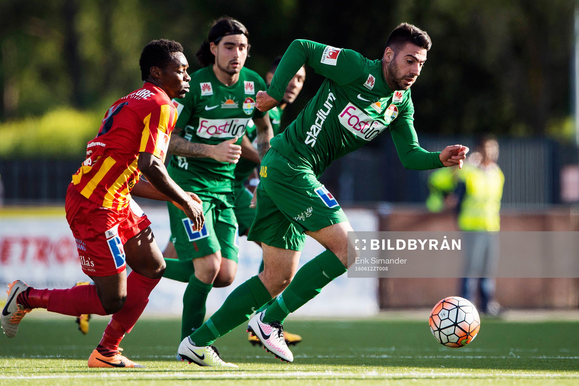 Dalkurds Mirkan Aydin jagas av Syrianskas Success Nwousu