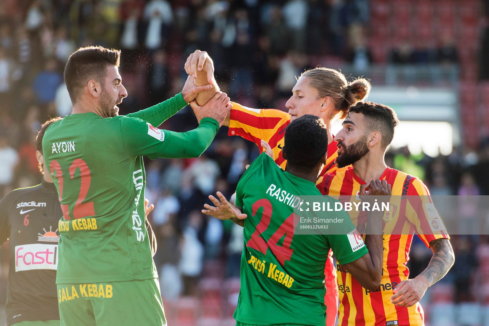 Syrianskas Felix Michel knuffar till Dalkurds Mirkan Aydin