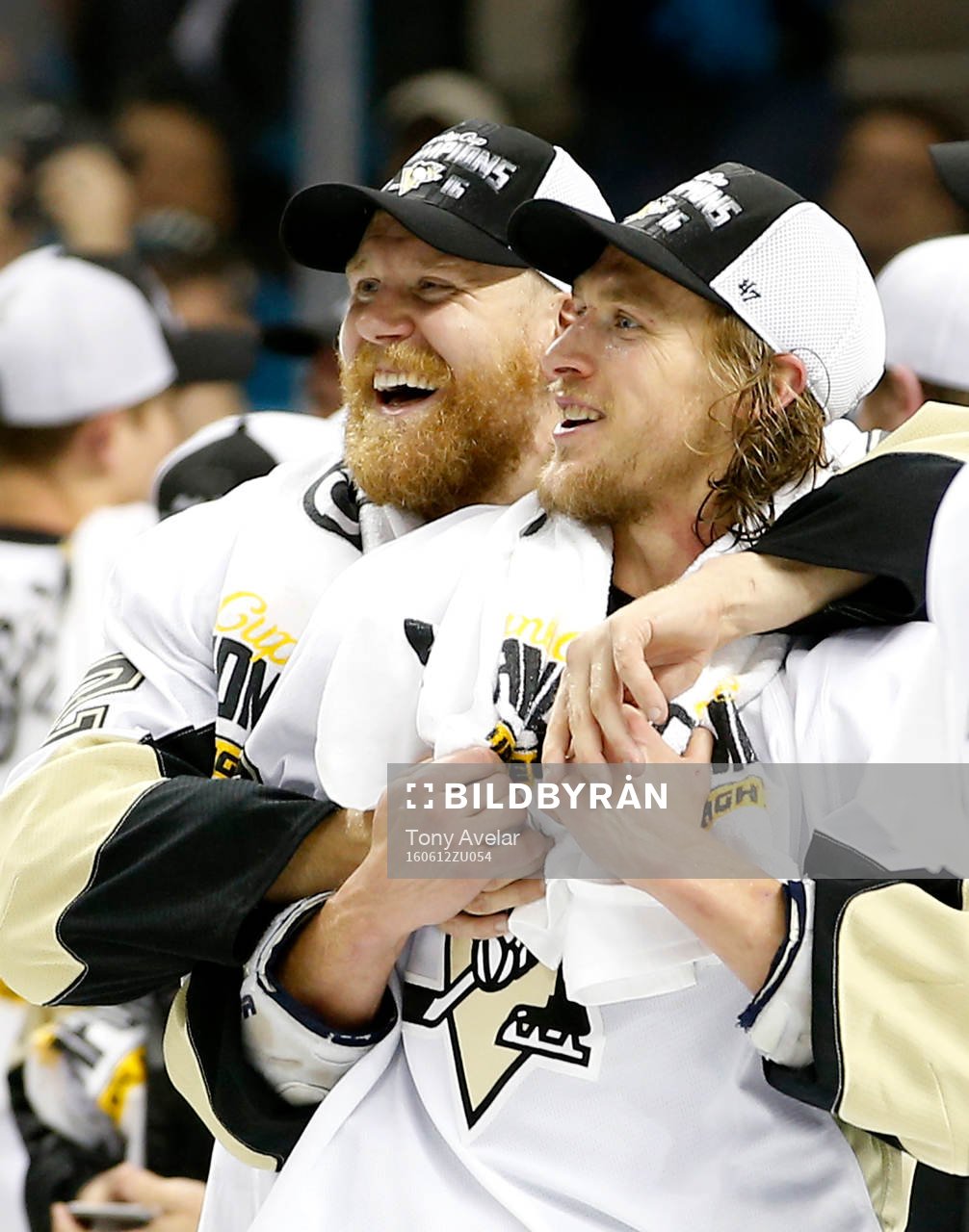 Pittsburgh Penguins right wing Patric Hörnqvist, left, and