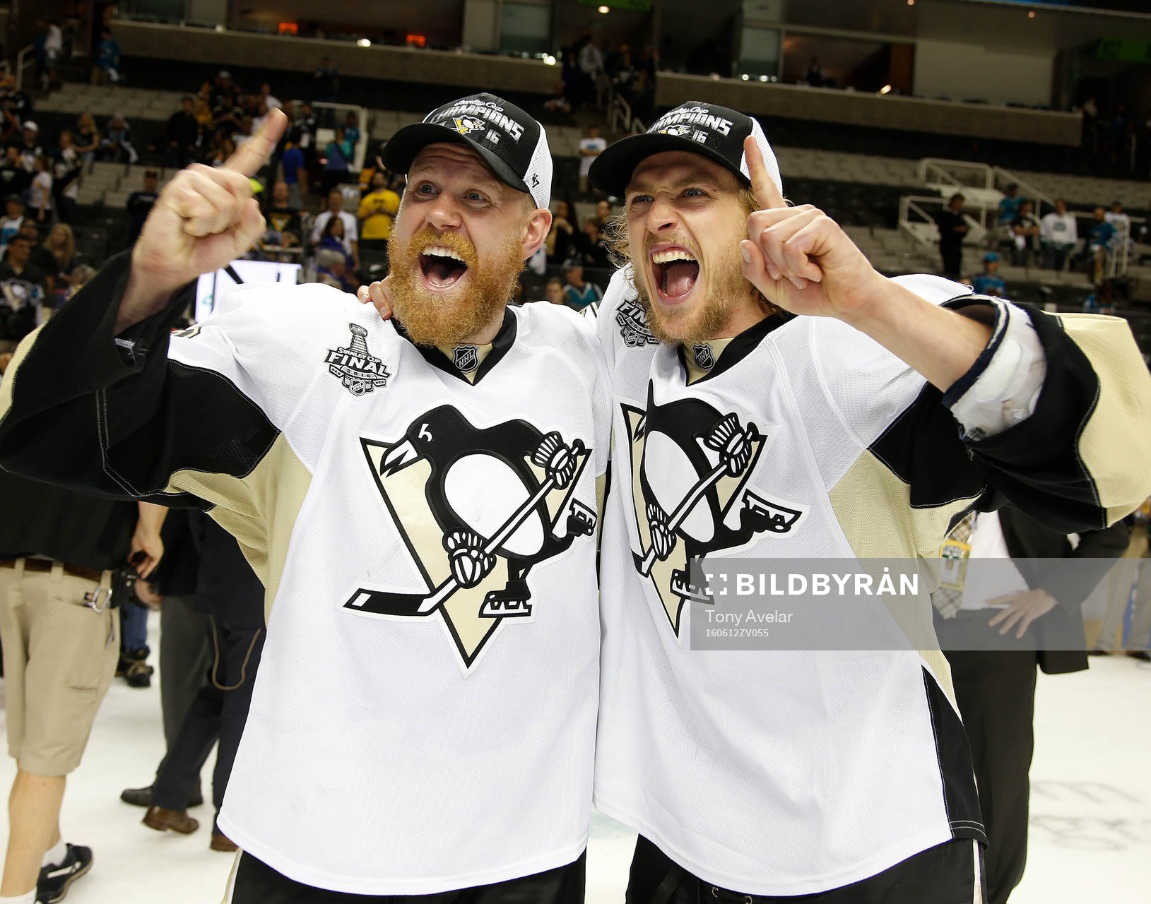 Pittsburgh Penguins right wing Patric Hörnqvist, left, and