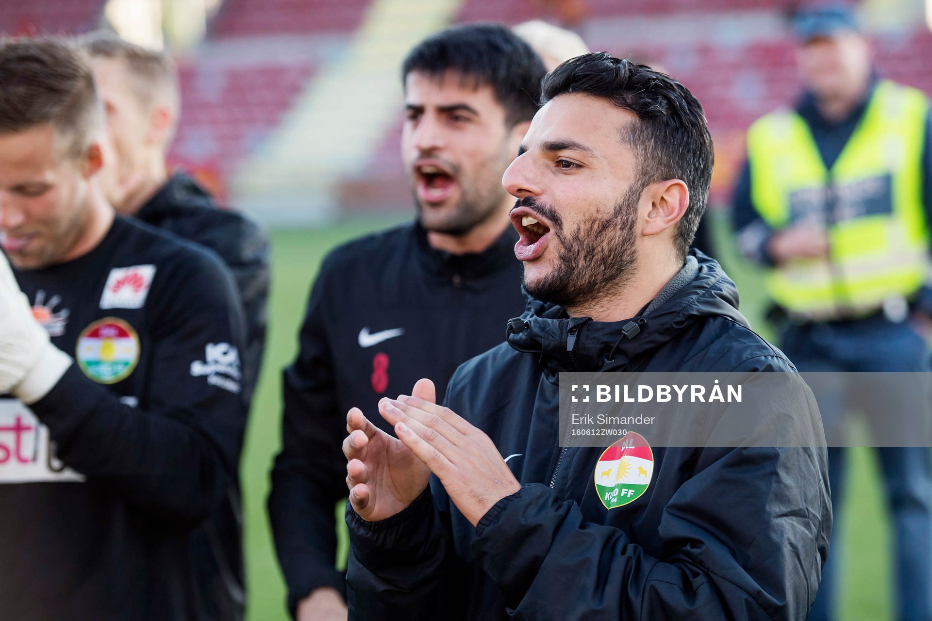 Dalkurds Huvudtränare Poya Asbaghi jublar mot publiken