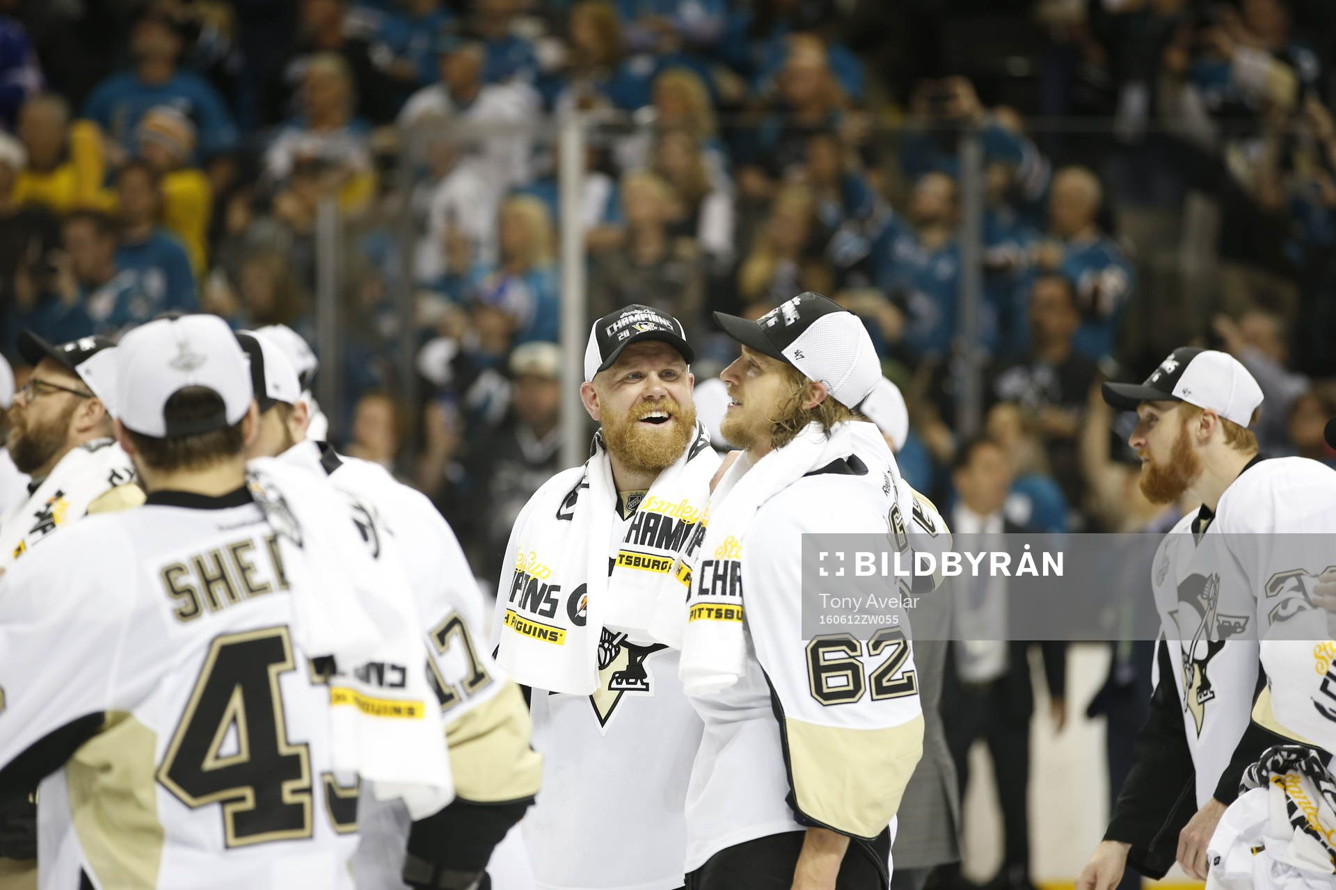 Pittsburgh Penguins right wing Patric Hörnqvist, left, and