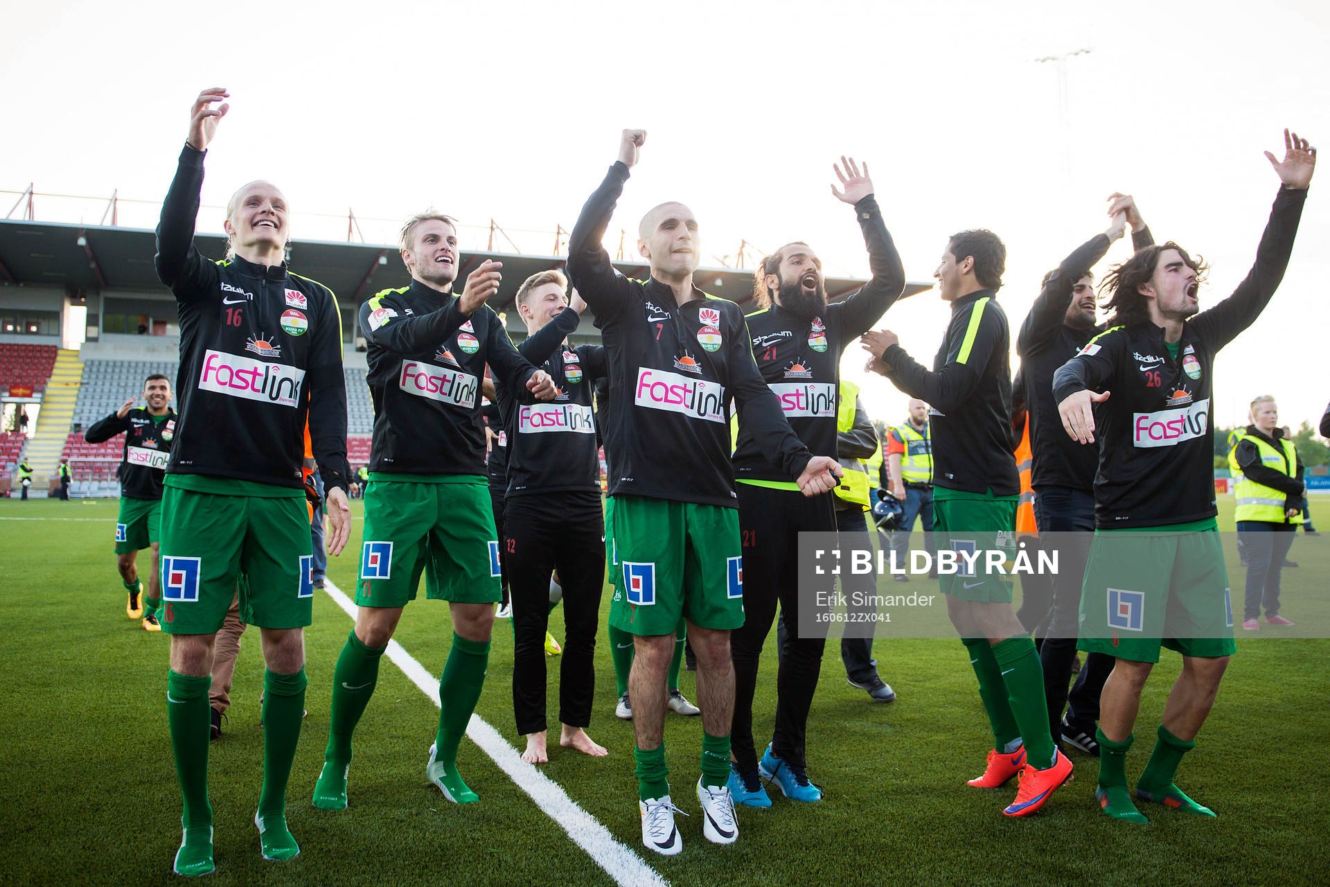 Dalkurds spelare jublar mot publiken
