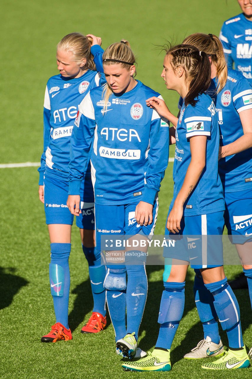 Eskilstunas Olivia Schough tröstas av lagkamraterna