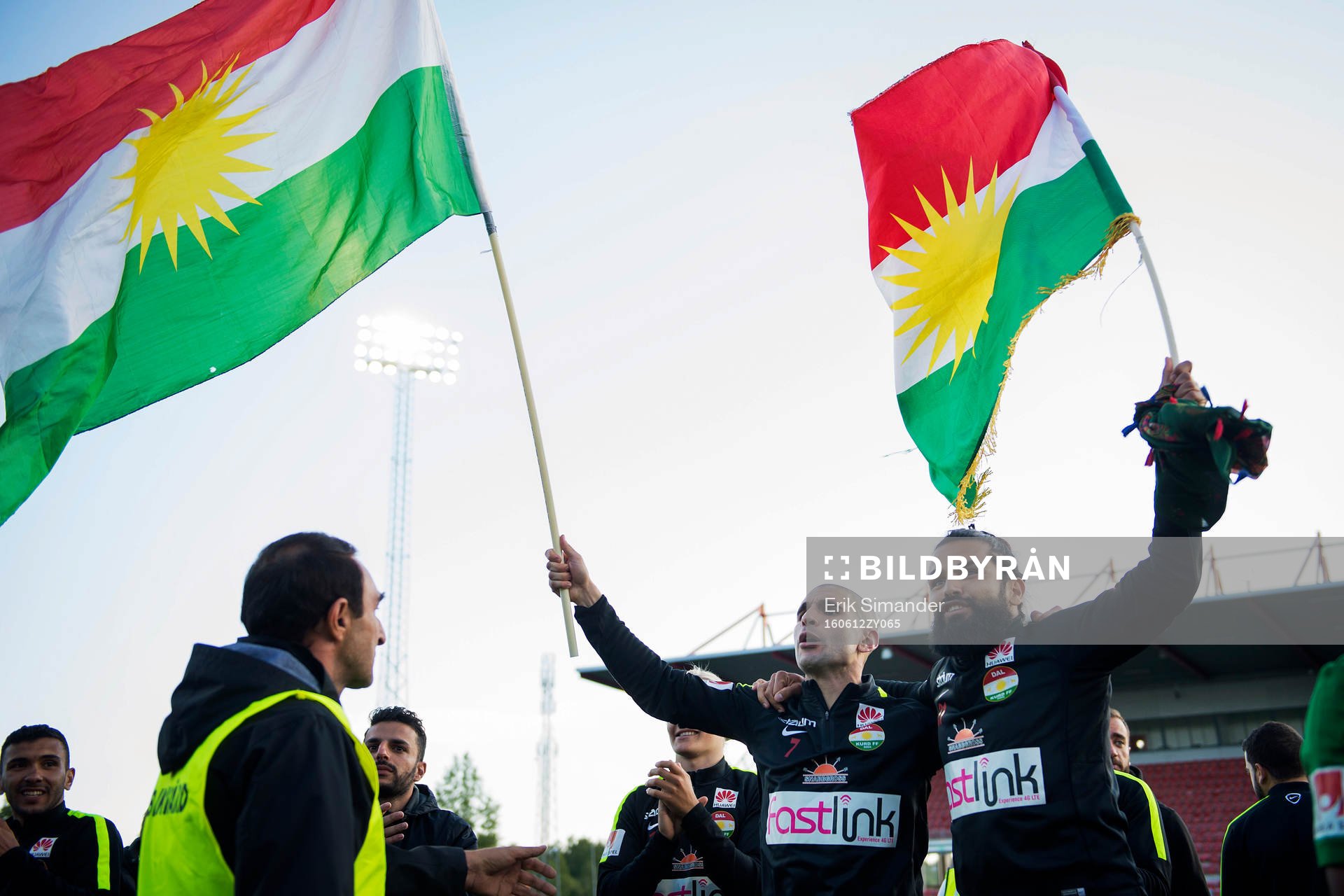 Dalkurds Rawez Lawan och Peshraw Azizi viftar med två