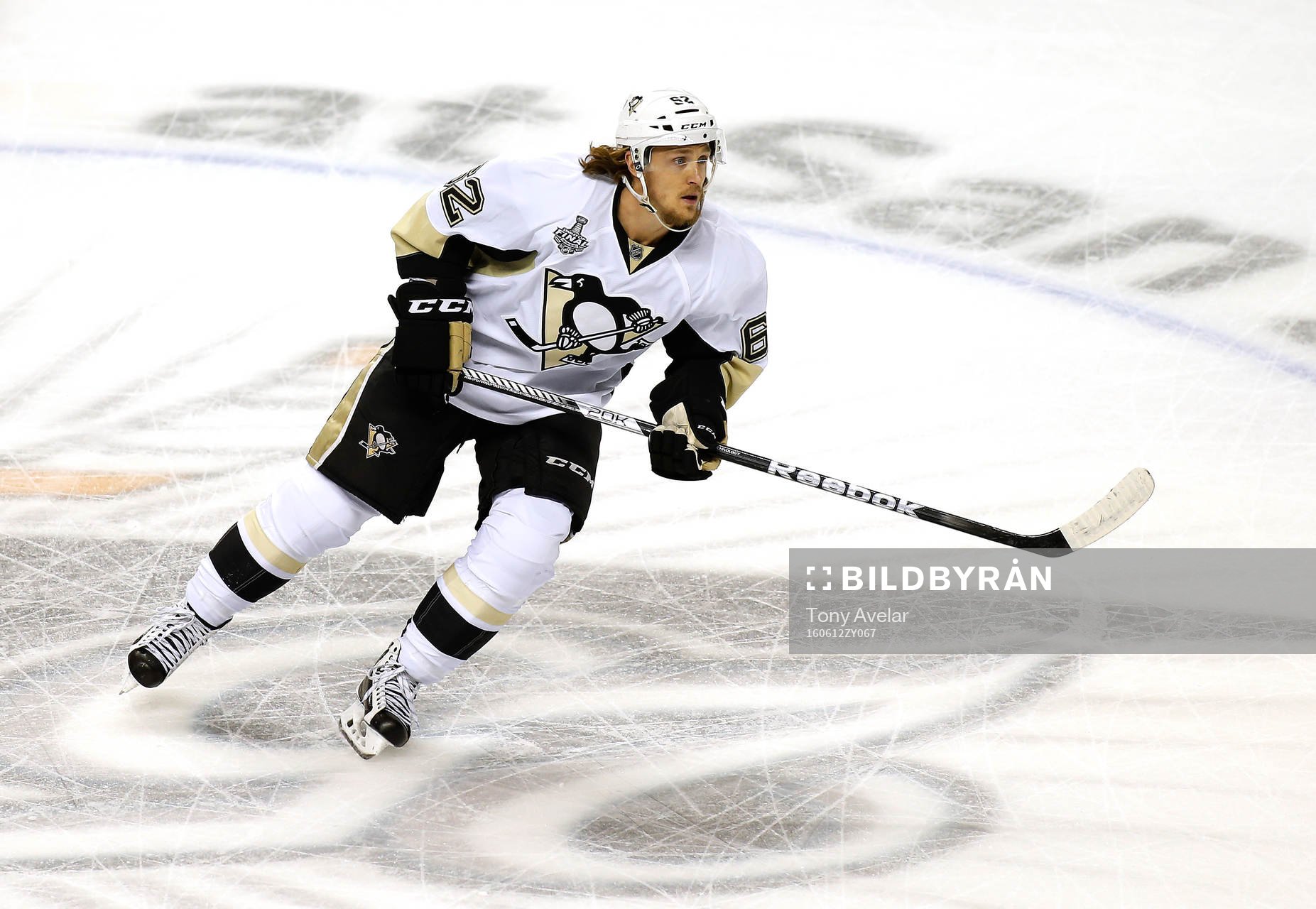Pittsburgh Penguins left wing Carl Hagelin (62)