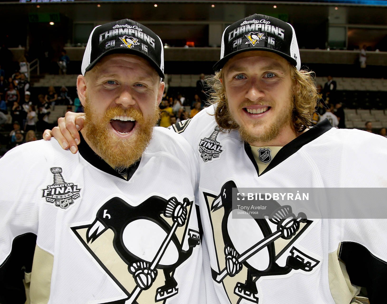 Pittsburgh Penguins right wing Patric Hörnqvist, left, and