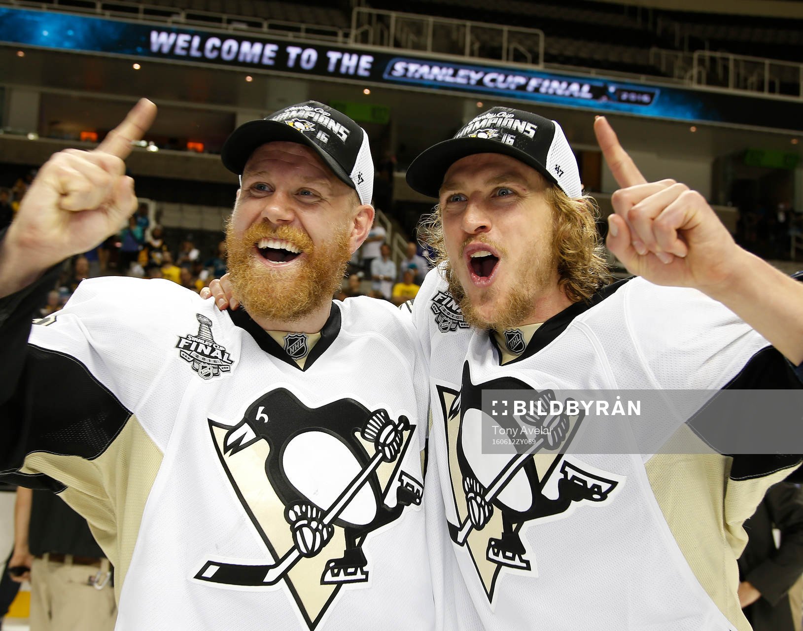 Pittsburgh Penguins right wing Patric Hörnqvist, left, and