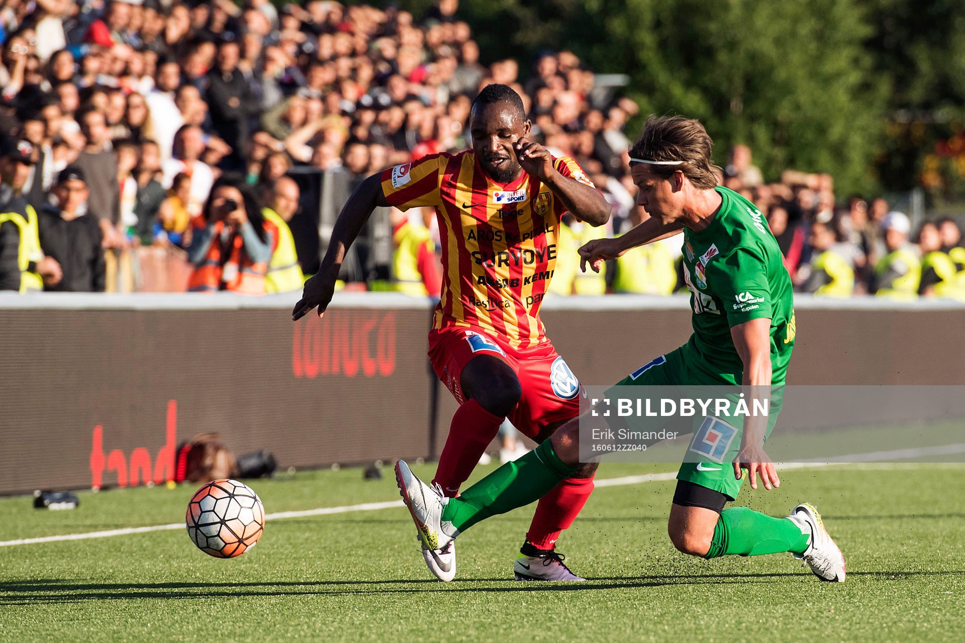 Dalkurds Dusan Djuric bryter bollen av Syrianskas Success