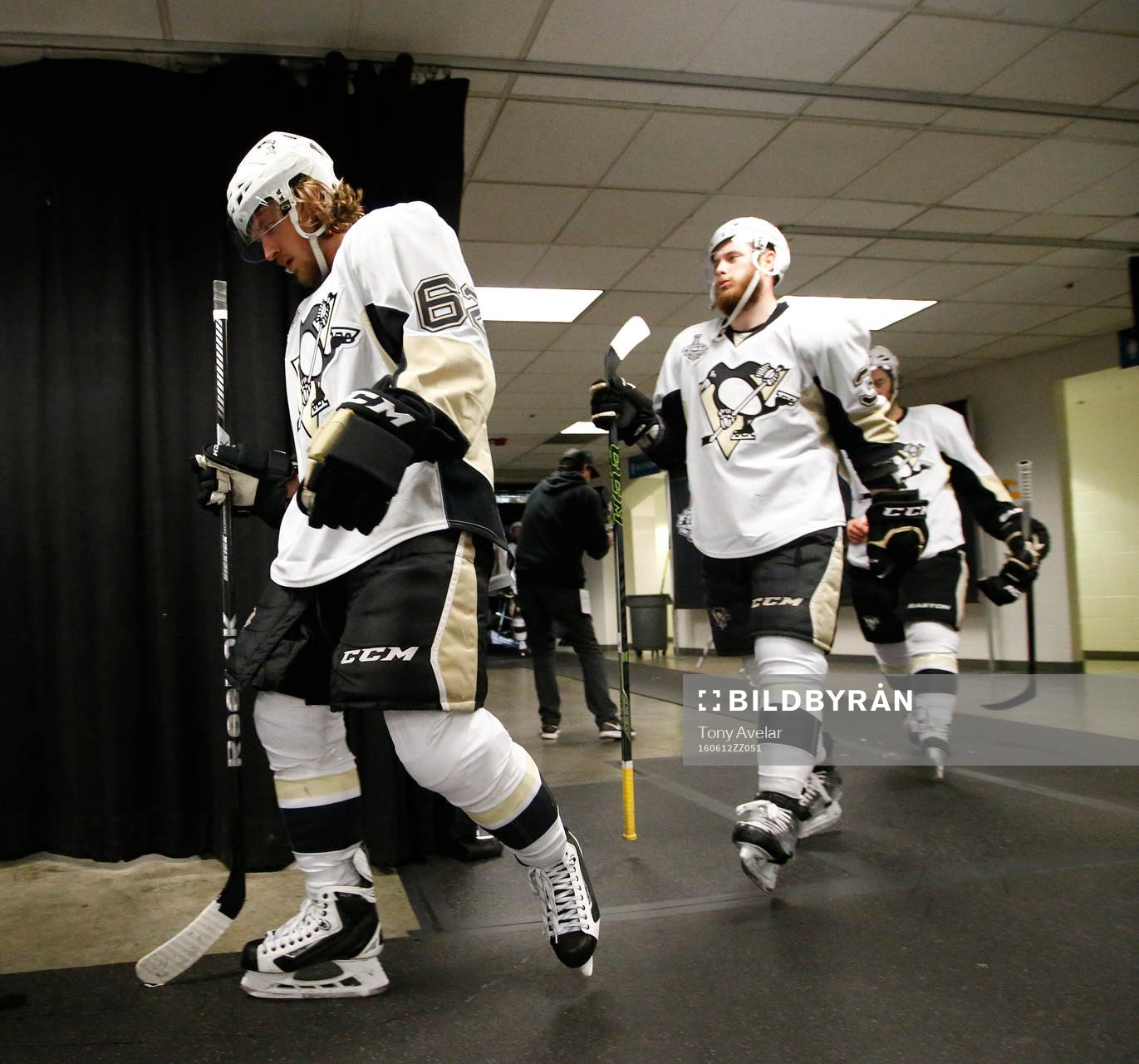 Pittsburgh Penguins left wing Carl Hagelin (62)