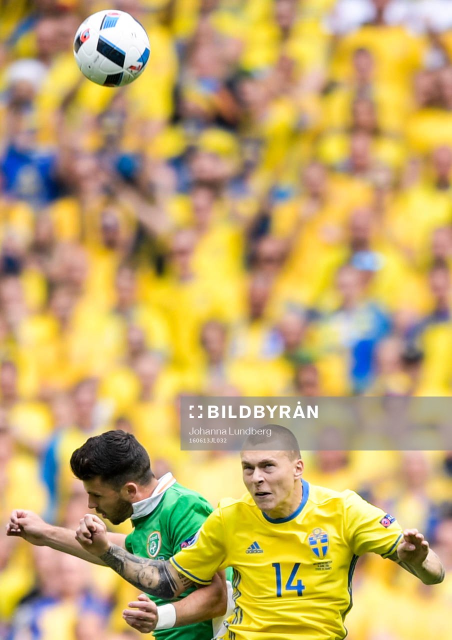Irlands Shane Long och Sveriges Victor Nilsson Lindelöf i