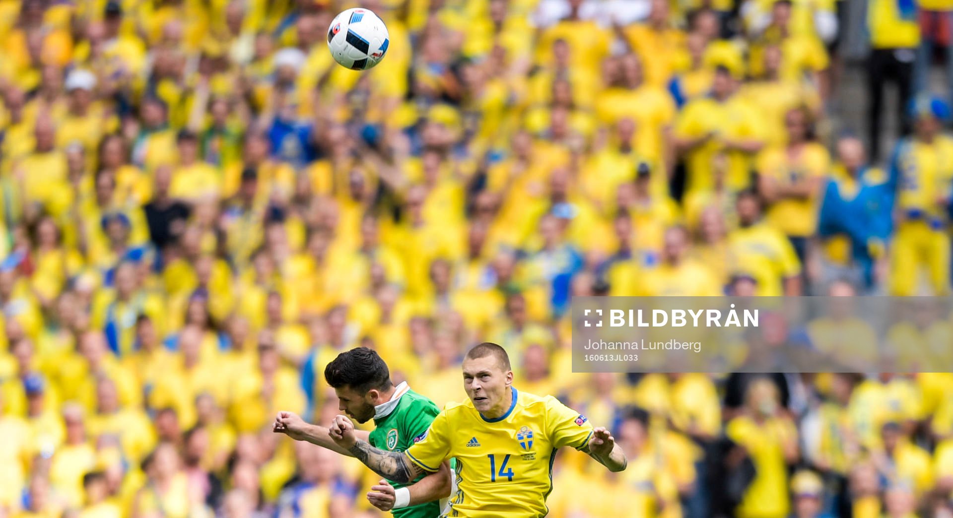 Irlands Shane Long och Sveriges Victor Nilsson Lindelöf i