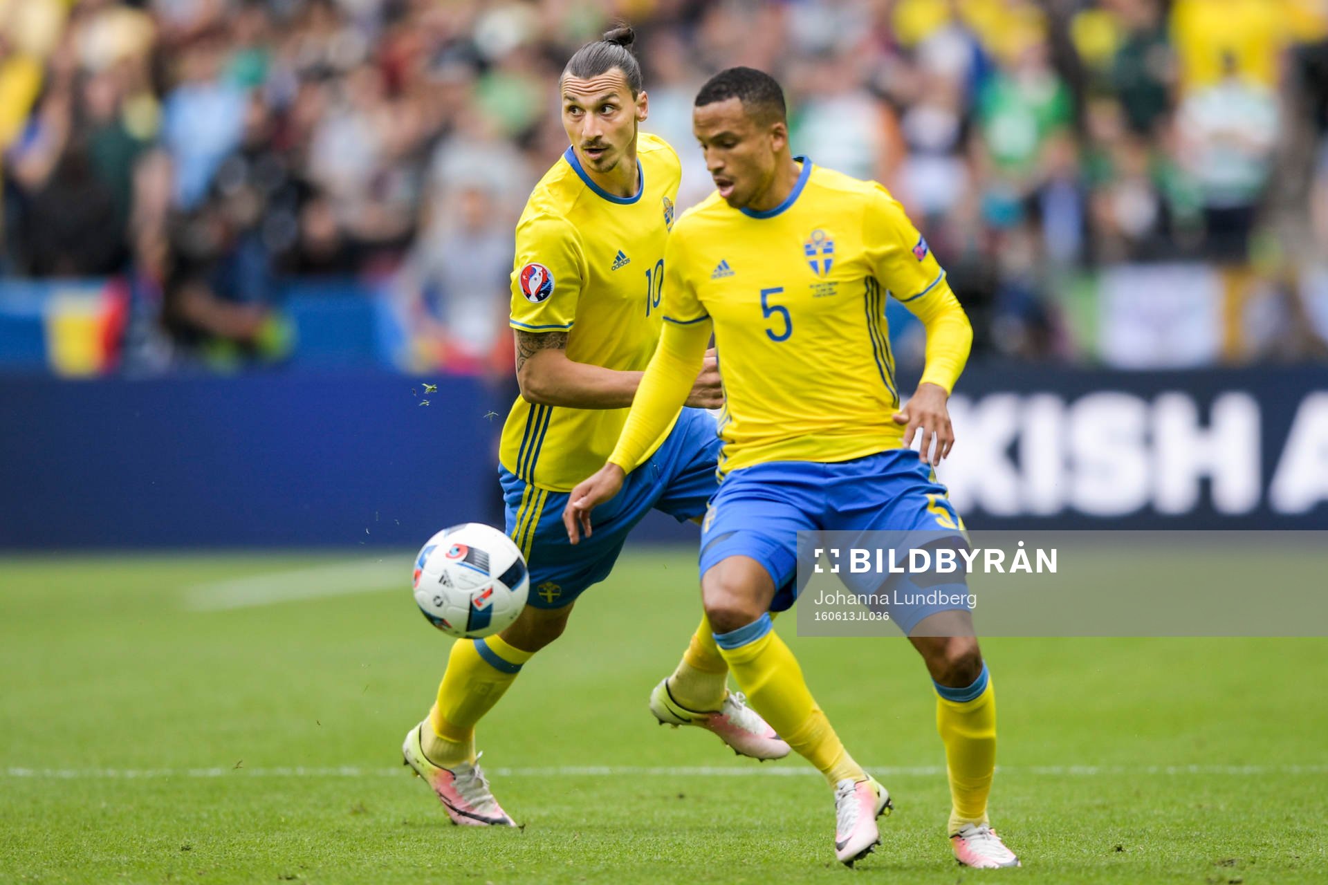 Sveriges Zlatan Ibrahimovic och Martin Olsson i