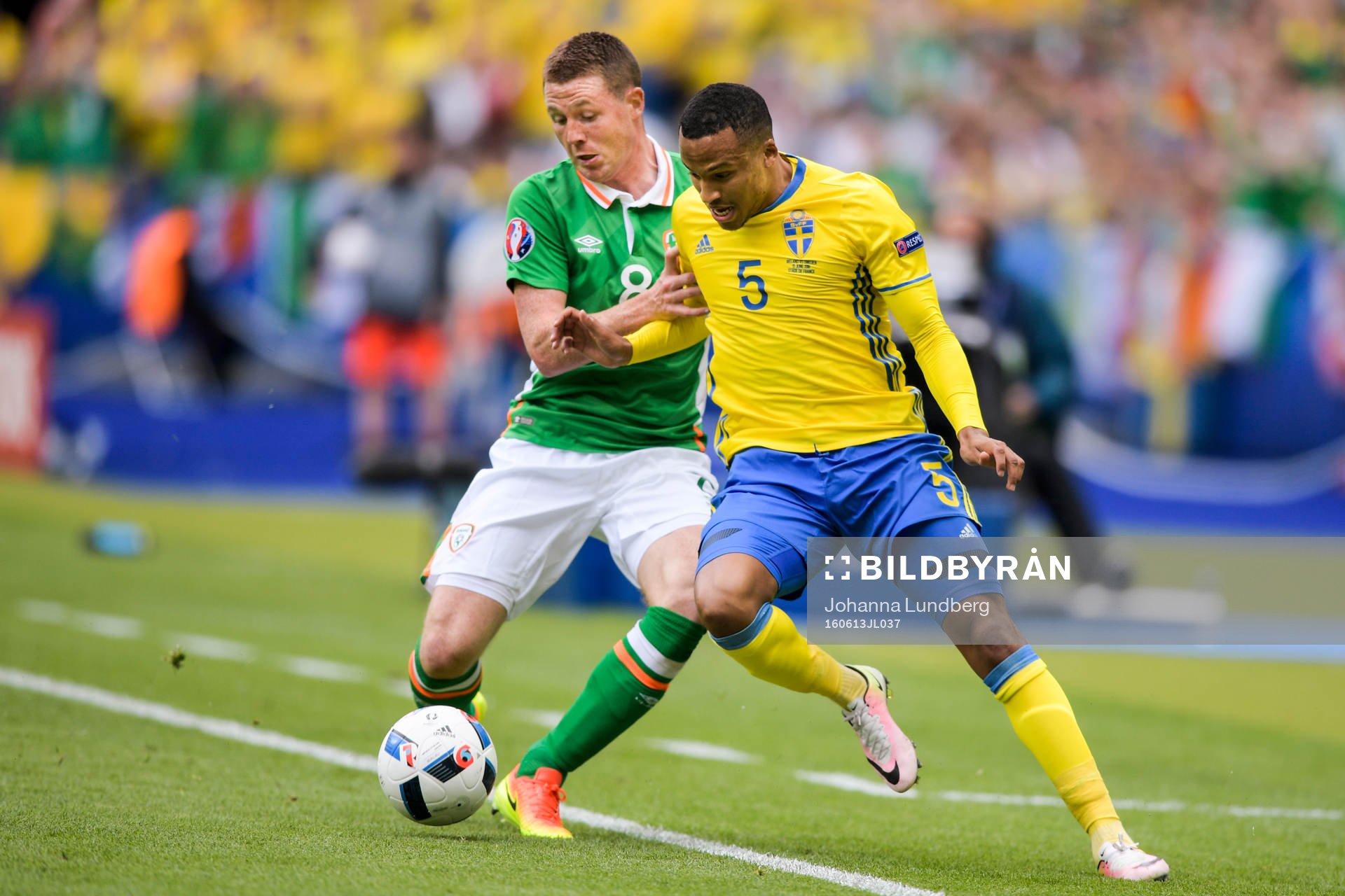 Sveriges Martin Olsson och Irlands James McCarthy i