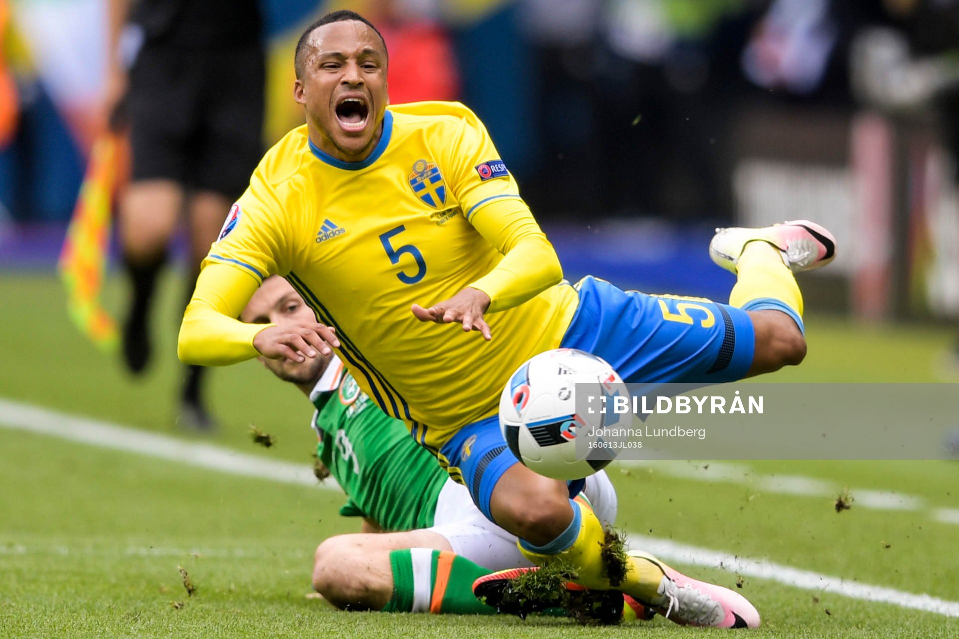Sveriges Martin Olsson tacklas av Irlands Shane Long i
