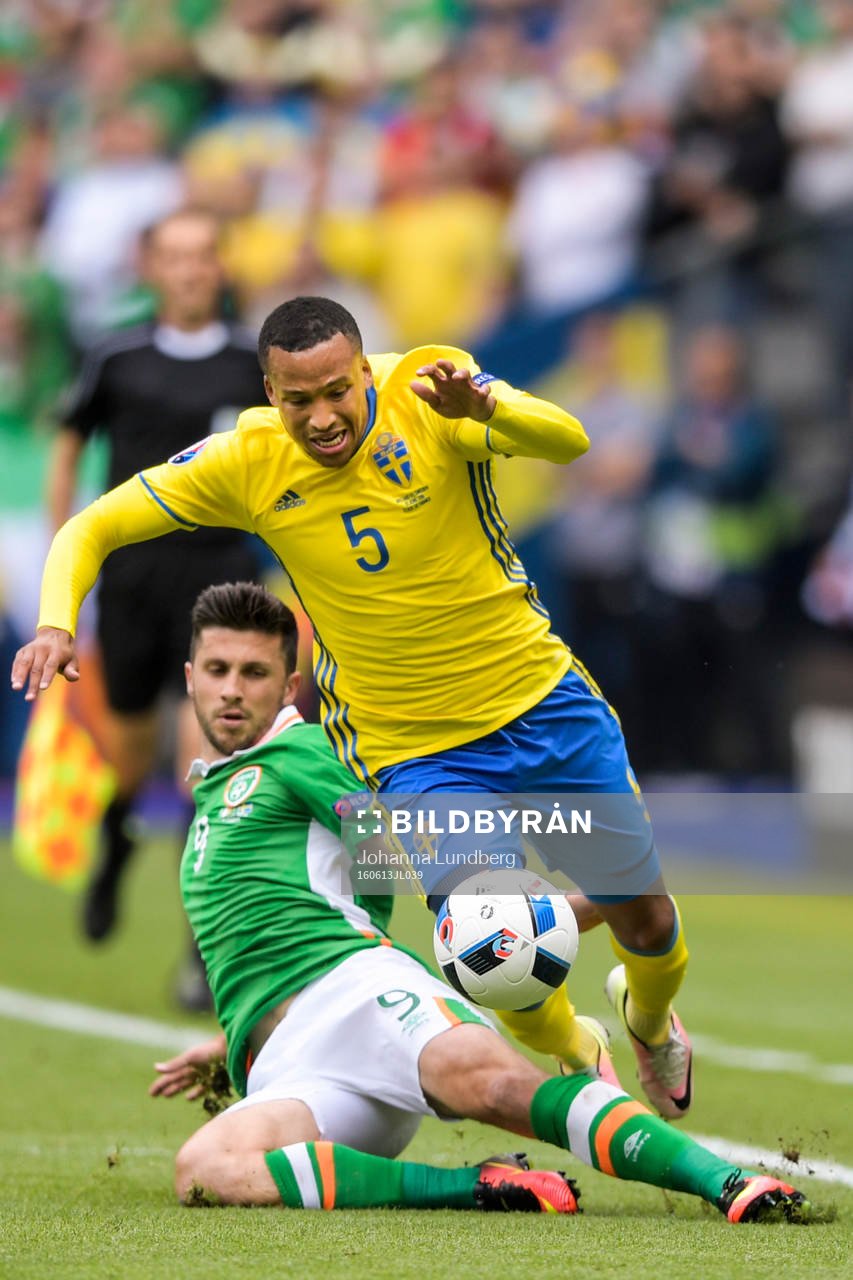 Sveriges Martin Olsson tacklas av Irlands Shane Long i