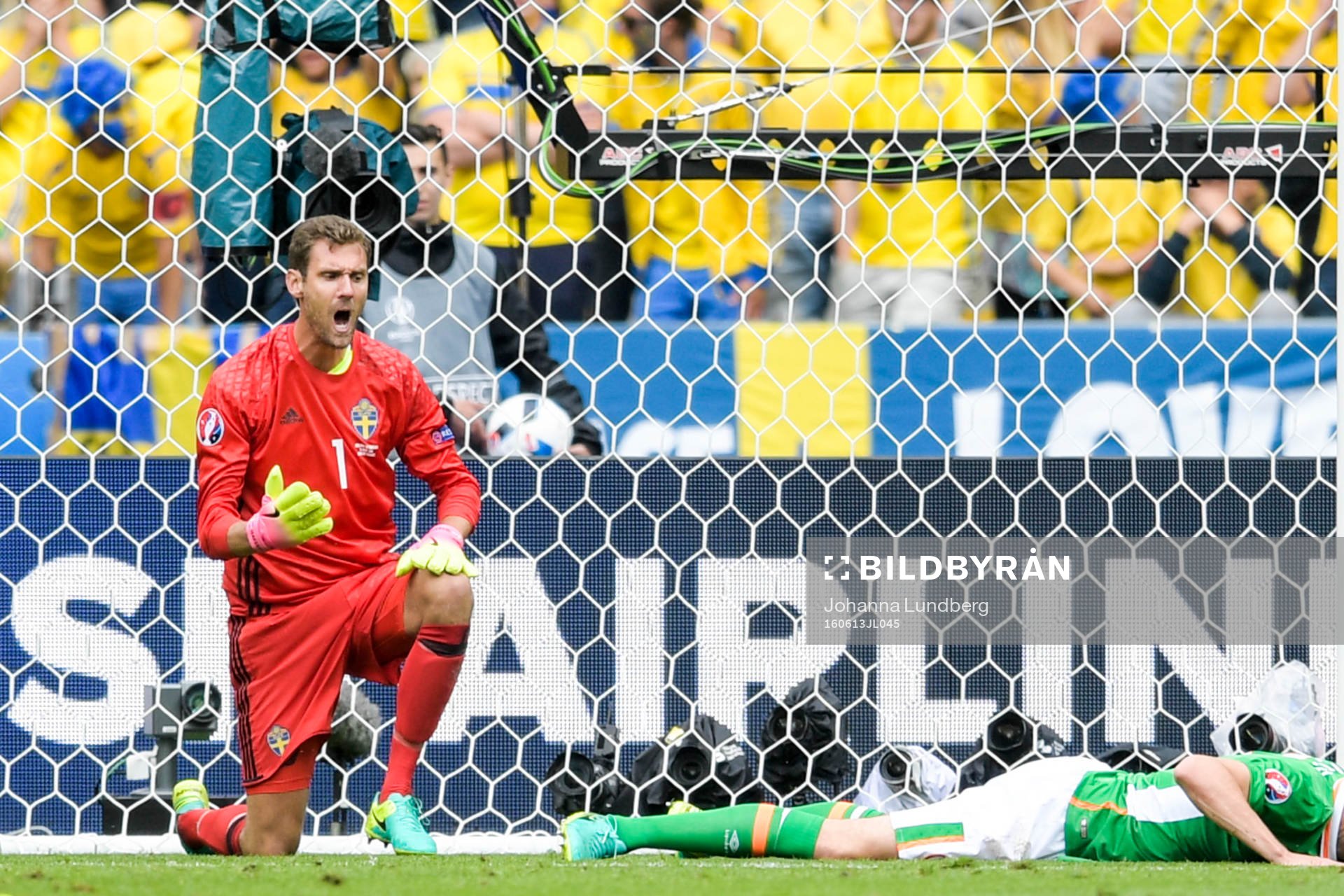 Sveriges målvakt Andreas Isaksson reagerar i