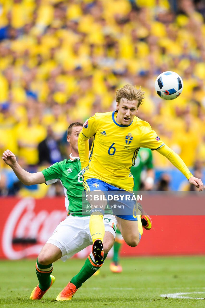 Sveriges Emil Forsberg tar sig förbi Irlands James