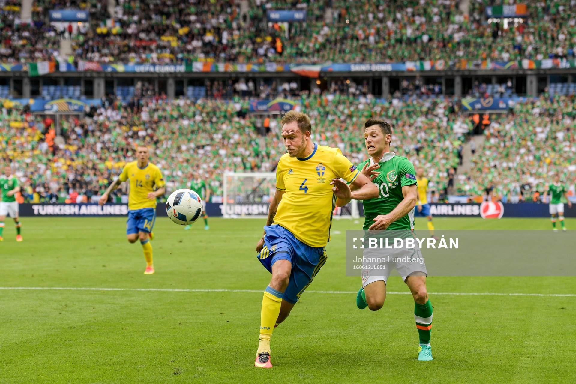 Sveriges Andreas Granqvist och Irlands Wes Hoolahan i
