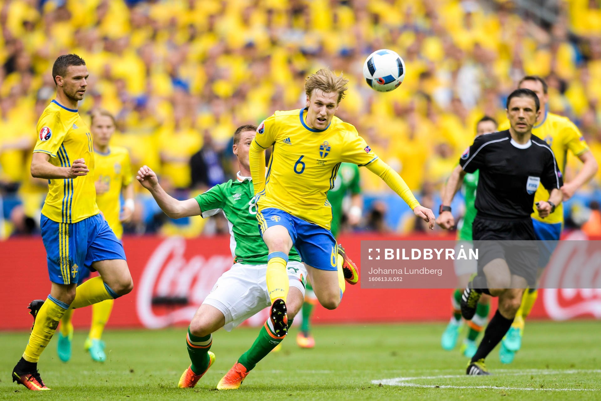 Sveriges Oscar Lewicki tar sig förbi Irlands James