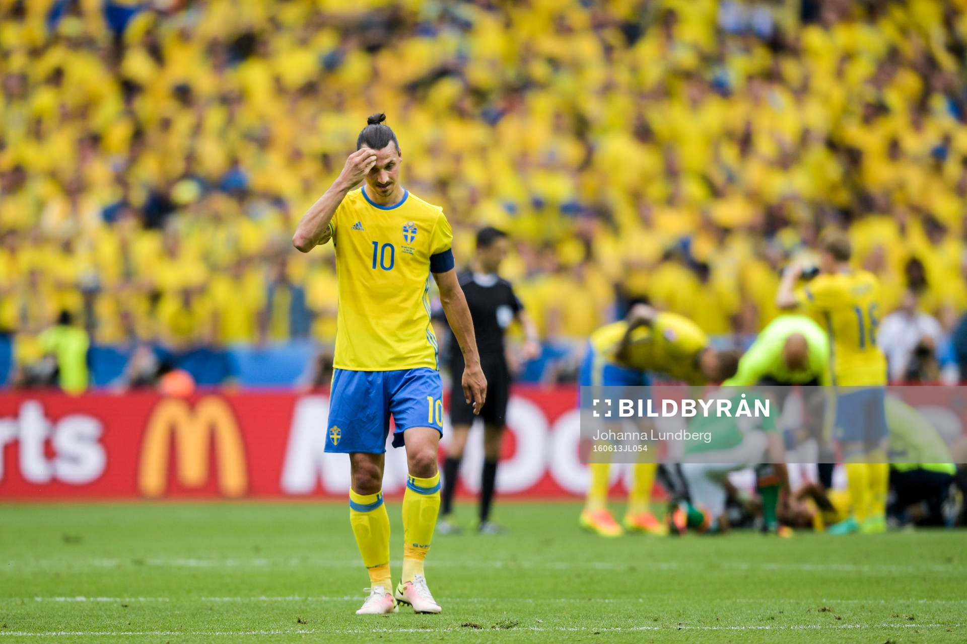 Sveriges Zlatan Ibrahimovic deppar i fotbollsmatchen mellan
