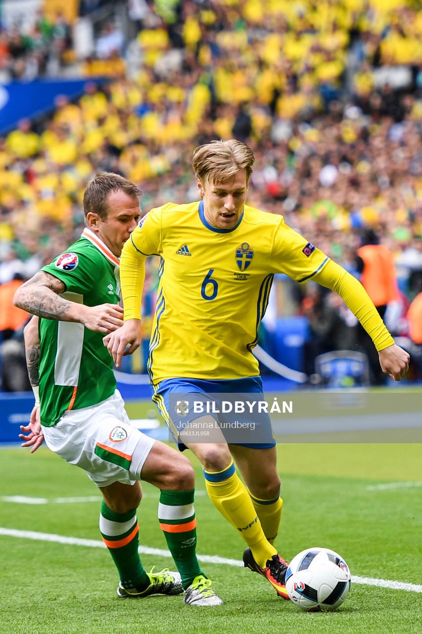 Sveriges Emil Forsberg och Irlands Glenn Whelan i