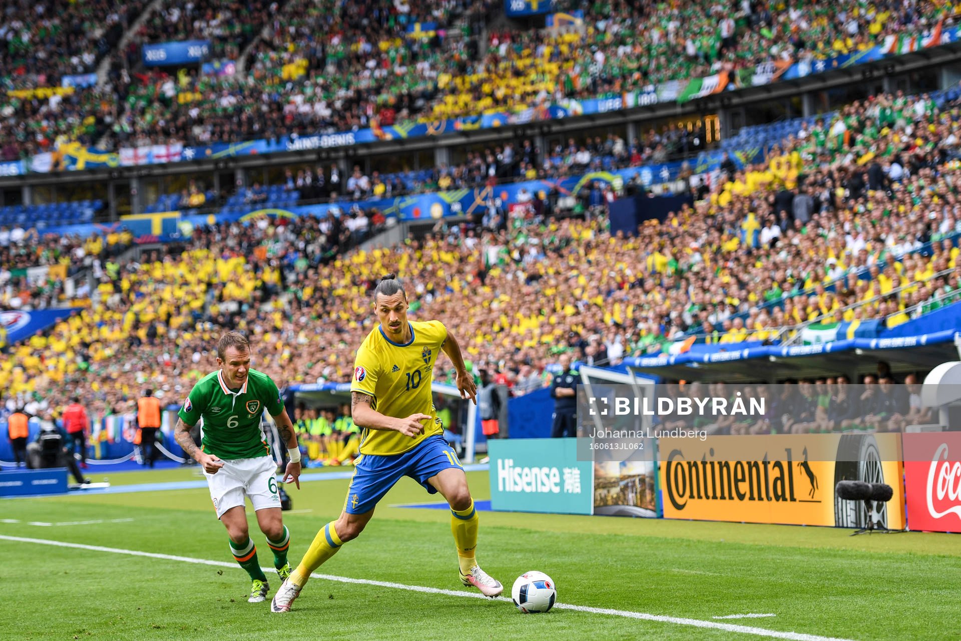 Sveriges Zlatan Ibrahimovic och Irlands Glenn Whelan i