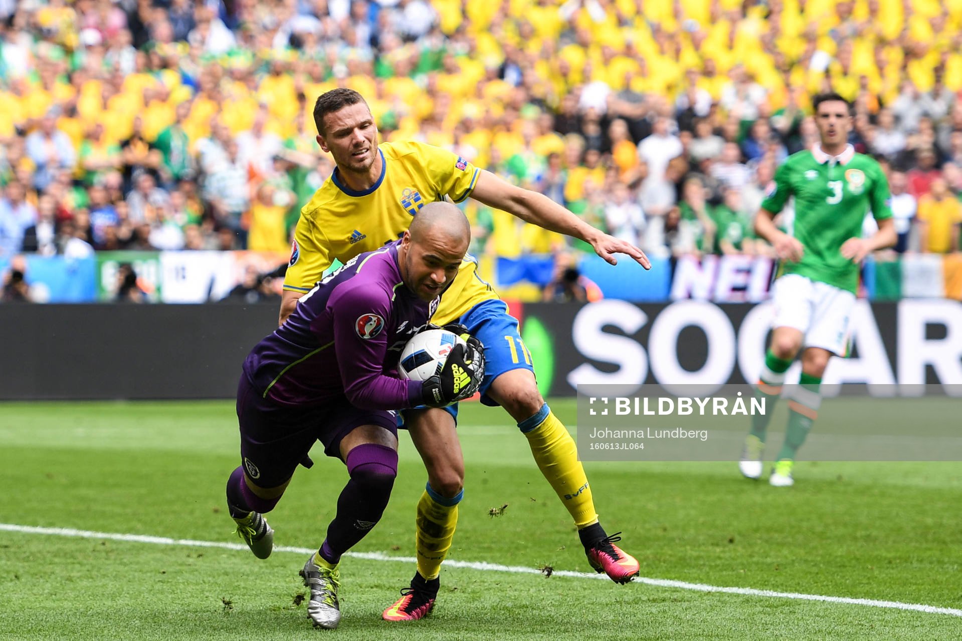 Sveriges Marcus Berg mot Irlands målvakt Darren Randolph i