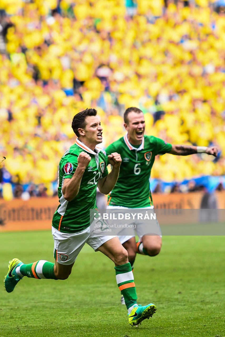 Irlands Wes Hoolahan och Glenn Whelan jublar
