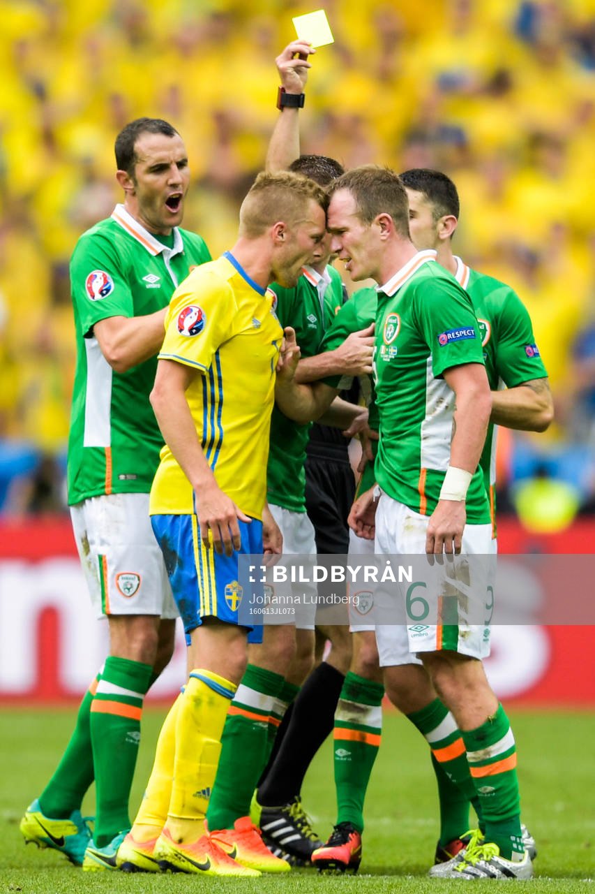 Irriterat mellan Sveriges Sebastian Larsson och Irlands