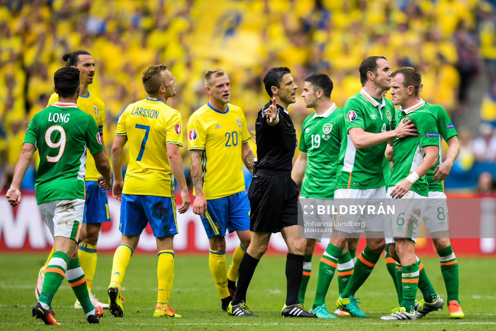 Irriterat mellan Sveriges Sebastian Larsson och Irlands