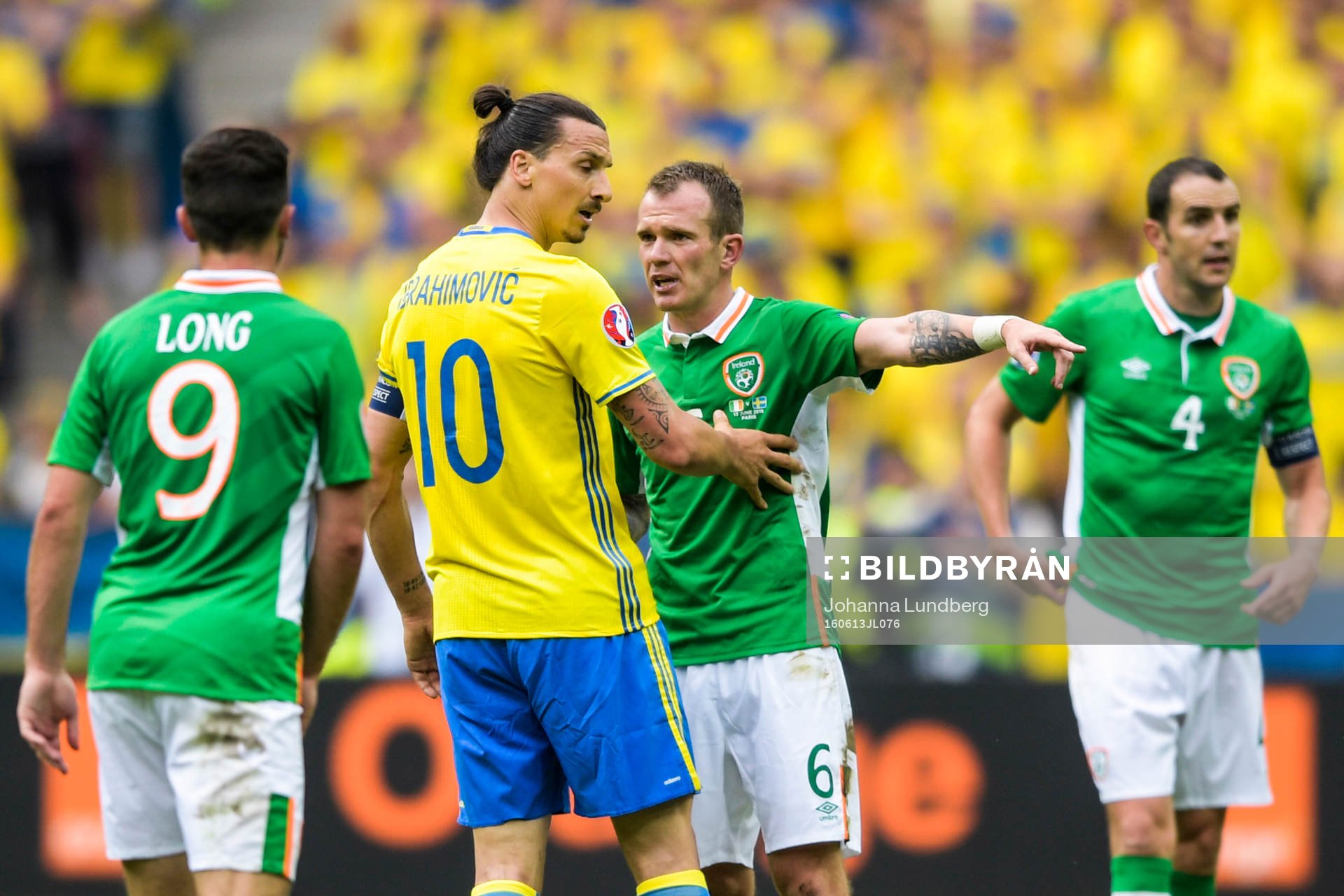 Sveriges Zlatan Ibrahimovic och Irlands Glenn Whelan i