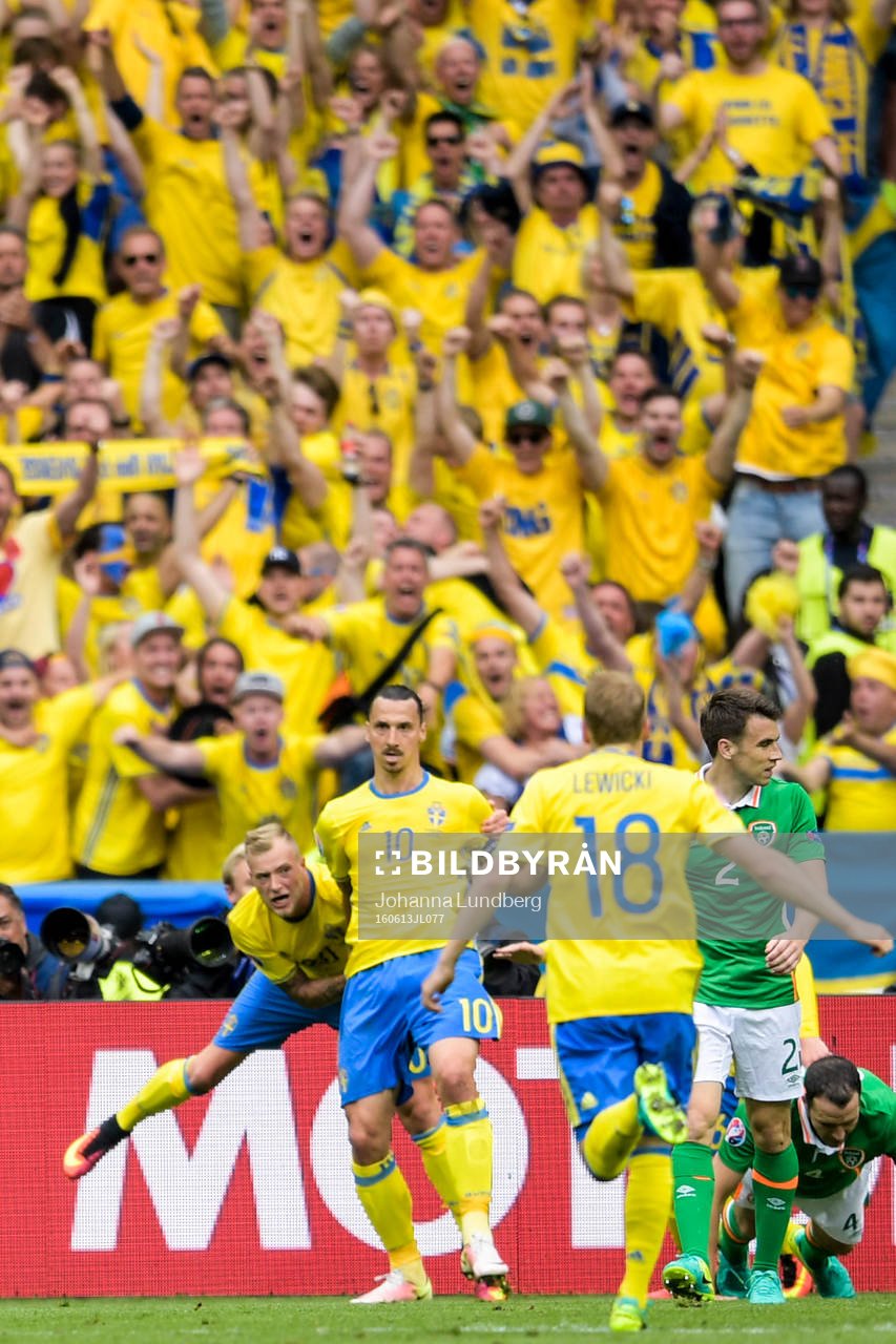 Sveriges John Guidetti och Zlatan Ibrahimovic jublar
