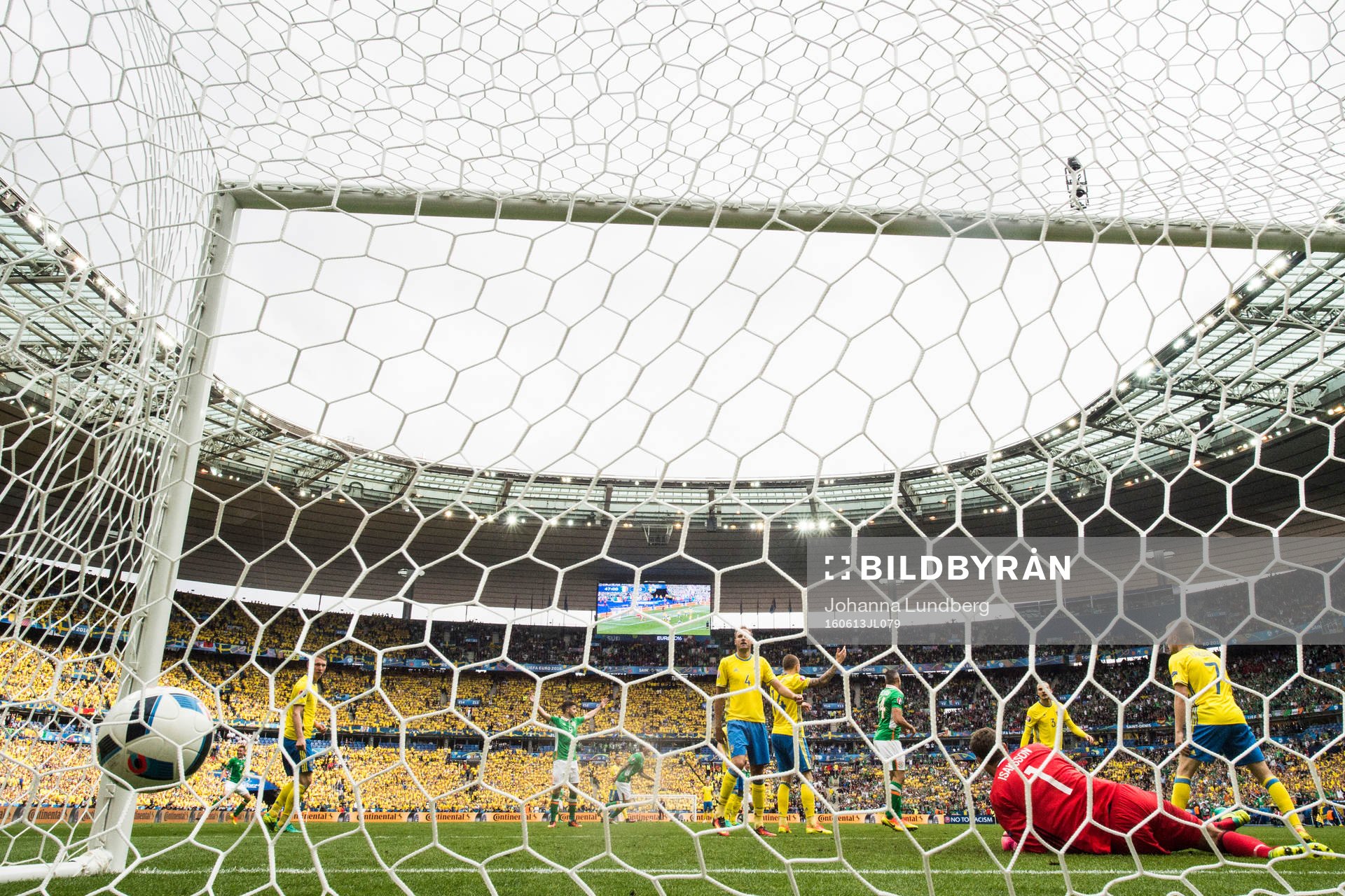 Sveriges målvakt Andreas Isaksson släpper in 1-0 målet