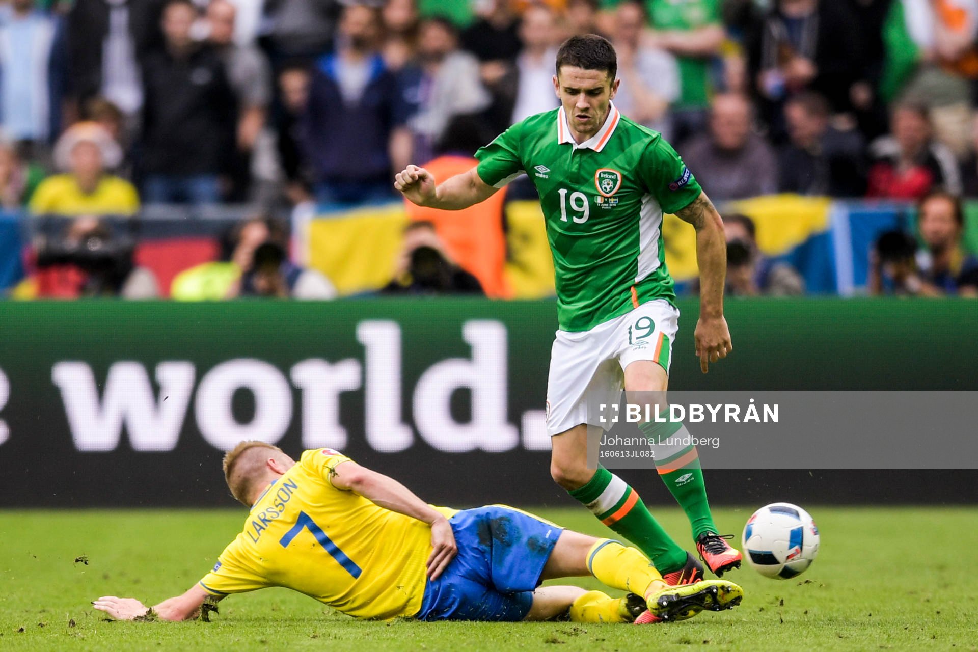 Sveriges Sebastian Larsson och Irlands Robbie Brady i